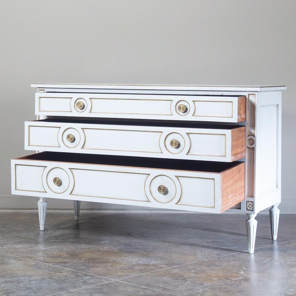 Midcentury French Neoclassical Painted Commode im Zustand „Gut“ in Dallas, TX