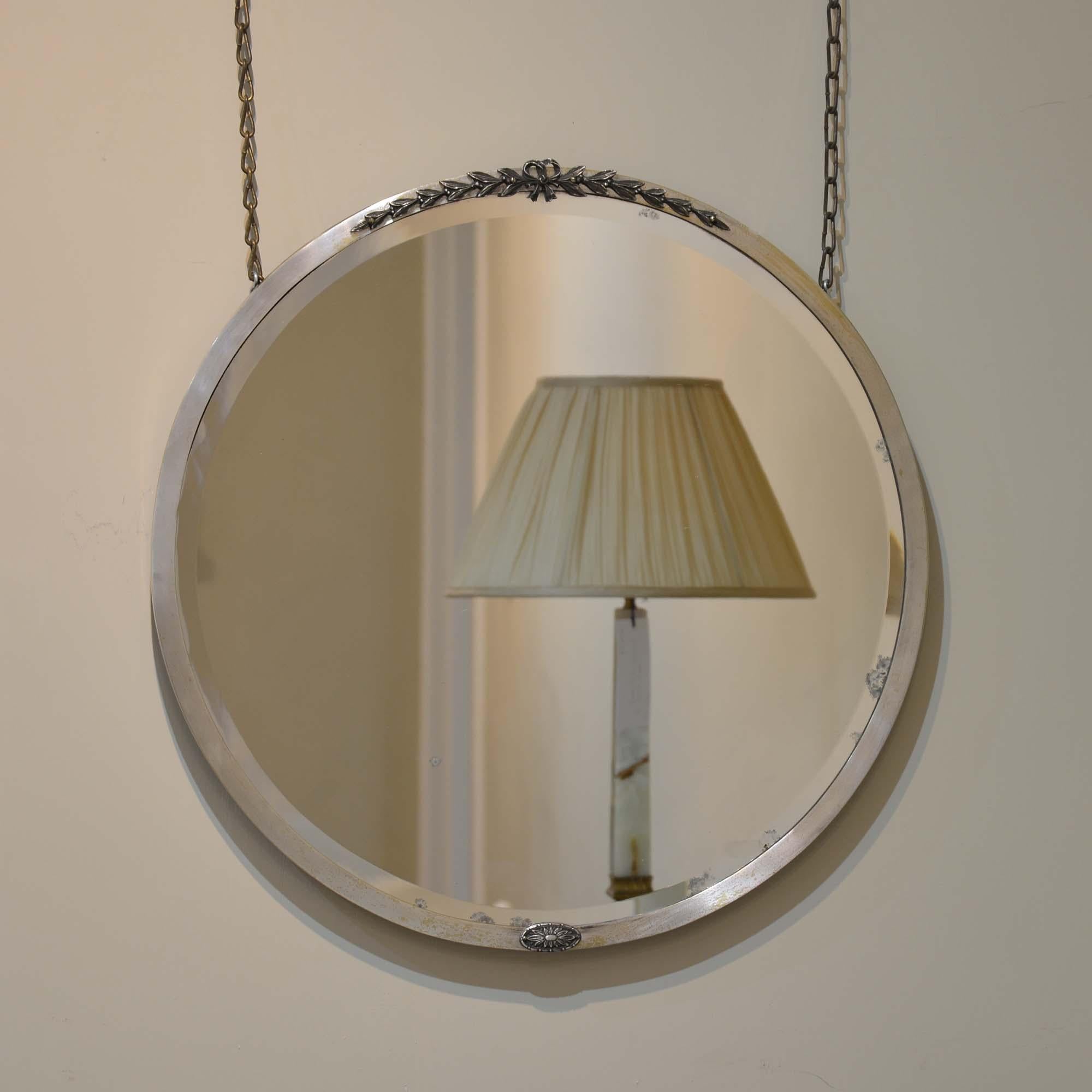 Miroir rond nickelé français du milieu du siècle
Miroir en laiton nickelé, le cadre de section carrée, avec un dispositif floral moulé sur le dessus.  La plaque de miroir biseautée d'origine présente quelques rousseurs ou marques de vieillissement. 