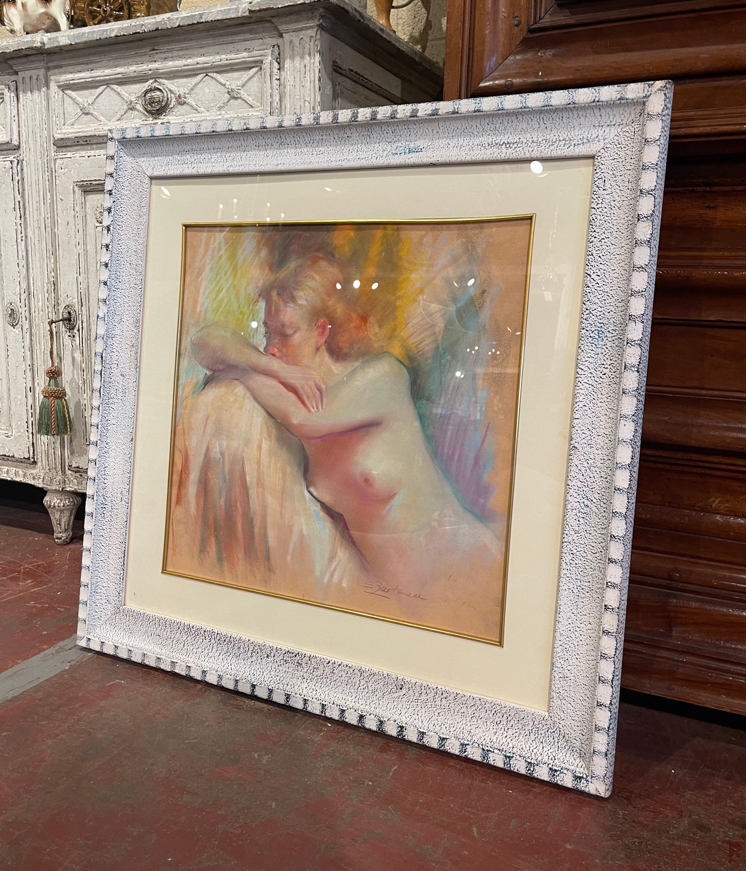 Decora un dormitorio o un cuarto de baño con este elegante cuadro en tonos pastel. Creada en Francia hacia 1960, la obra representa a una mujer desnuda, con la cabeza apoyada en los antebrazos. El pastel está firmado en la esquina inferior derecha