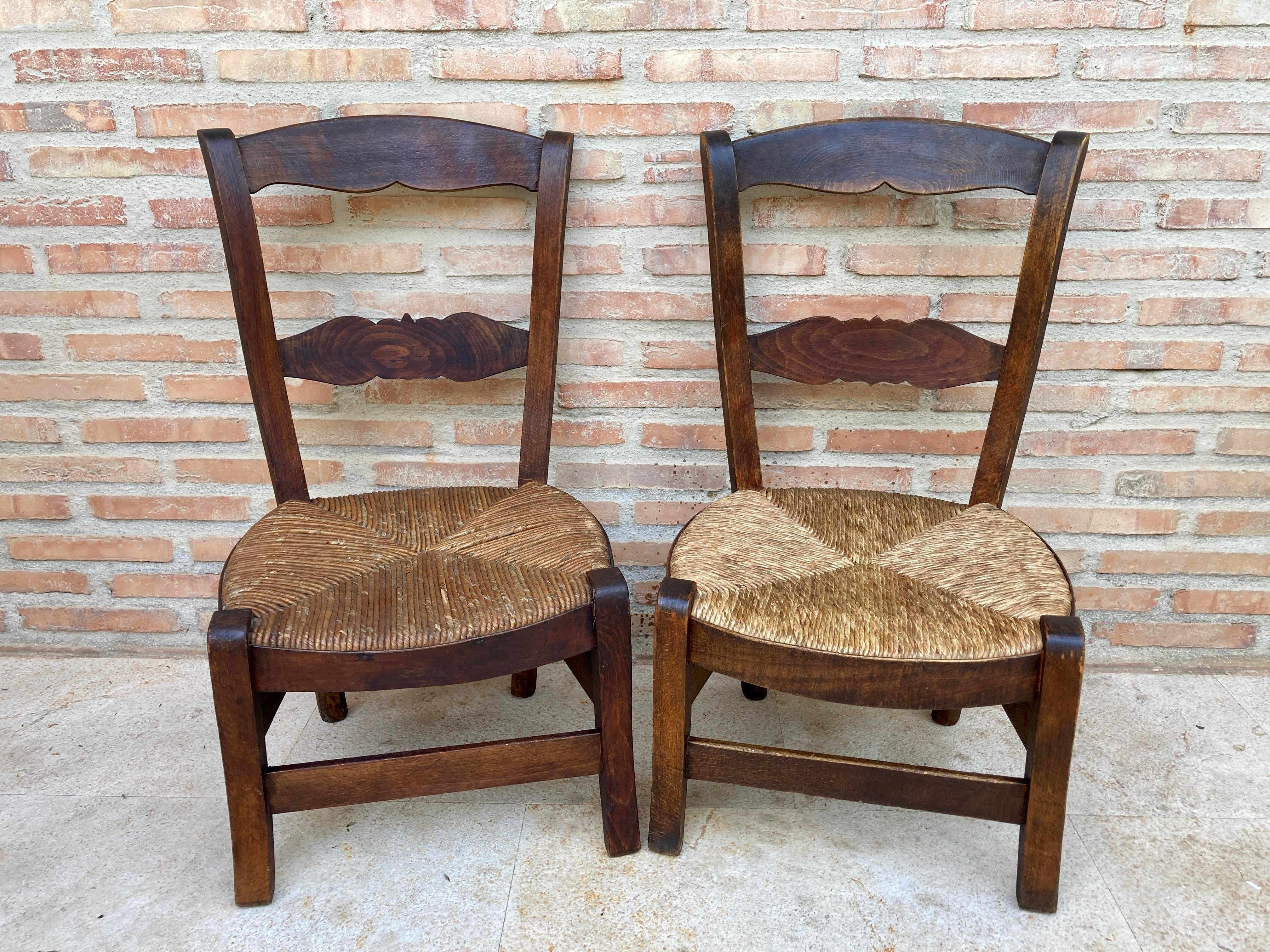 Mid-century French oak and rush armchairs, set of 2, in good conditions. Designed 1950 to 1959.