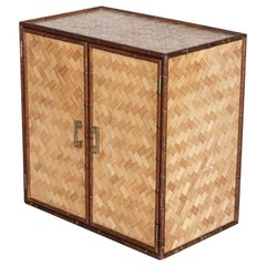 Armoire à chevrons en chêne français du milieu du siècle, en faux bambou et en rotin