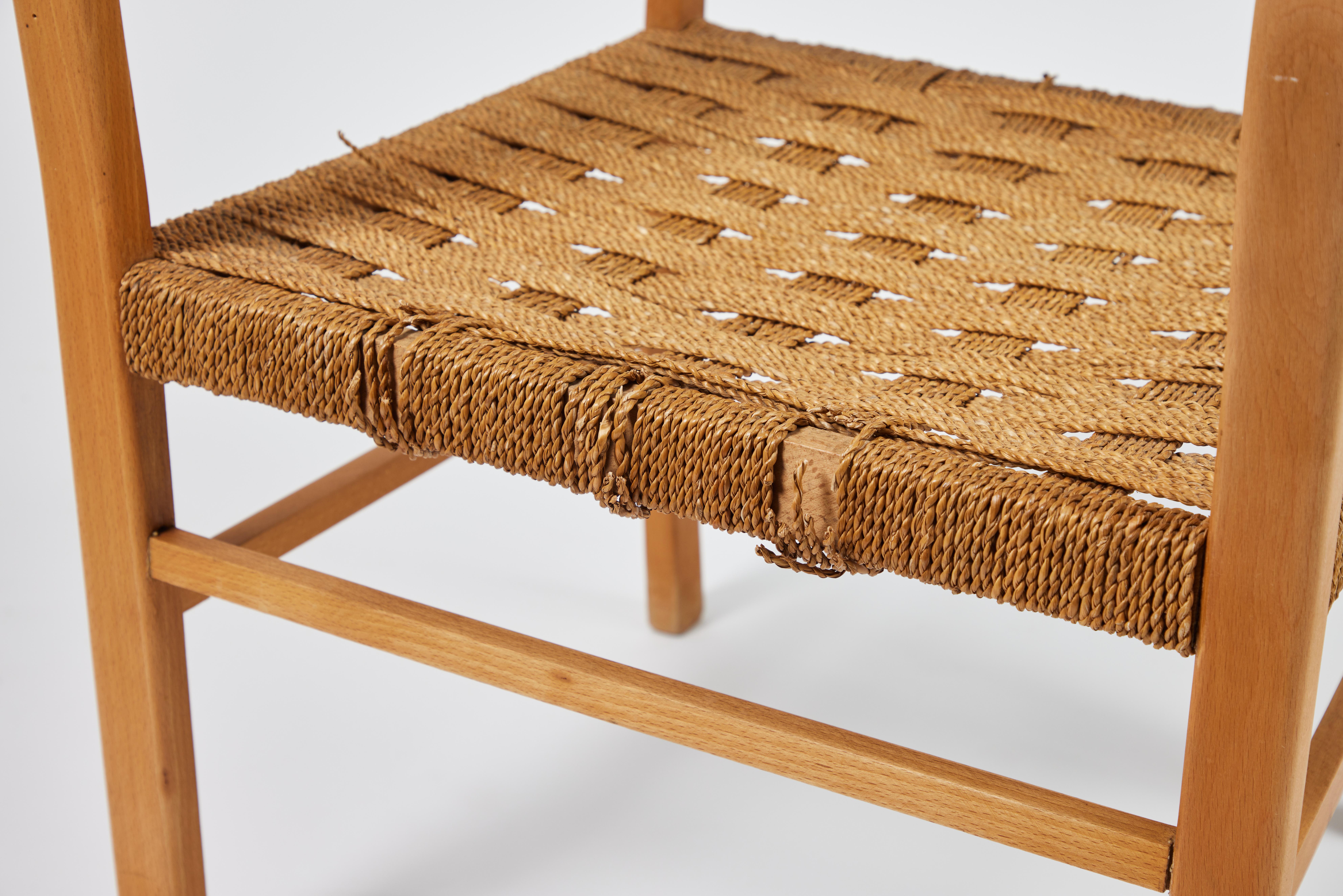 Französischer Sessel aus Eiche und Seilgeflecht aus der Jahrhundertmitte (Mitte des 20. Jahrhunderts) im Angebot