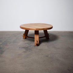 Table basse ronde brutaliste et rustique en chêne français du milieu du siècle dernier, années 1960