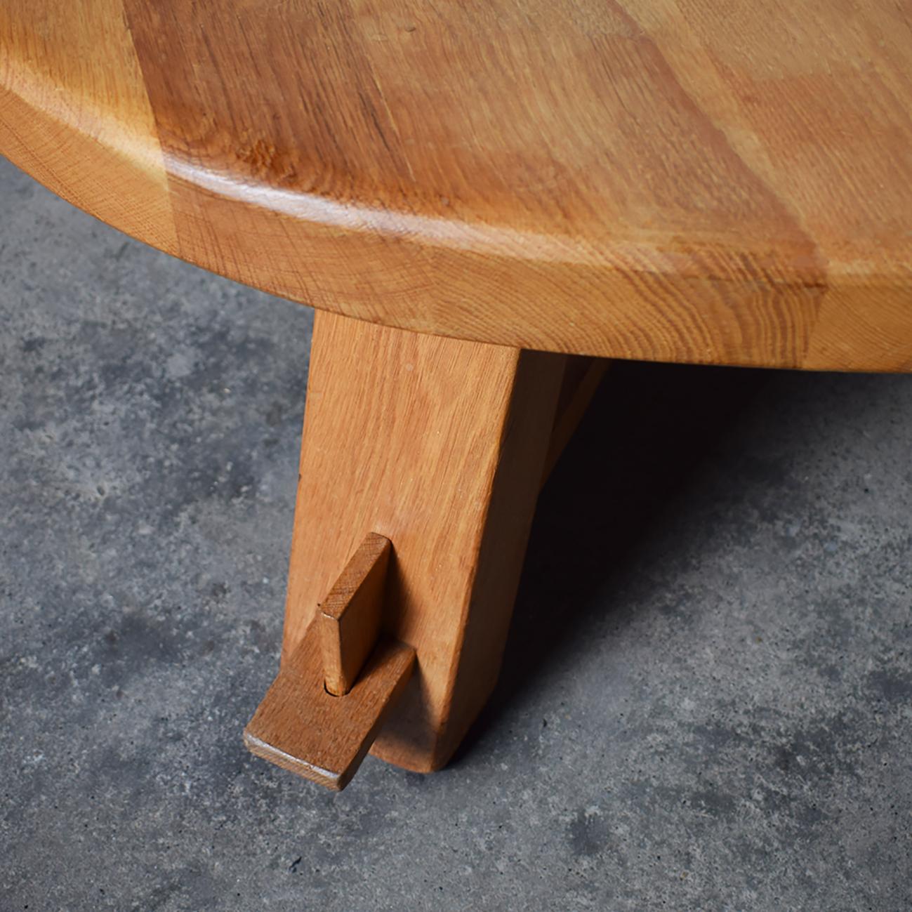 Mid Century French Oak Rustic Brutalist Round Tripod Coffee Table, 1960s In Good Condition In ECHT, NL