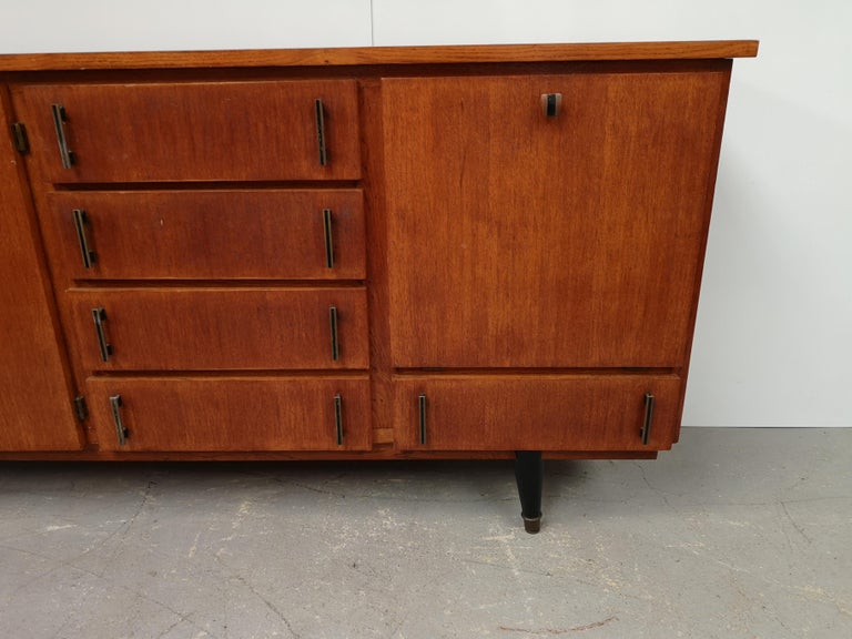 Mid Century French Oak Sideboard In Good Condition For Sale In GUÉCÉLARD, FR
