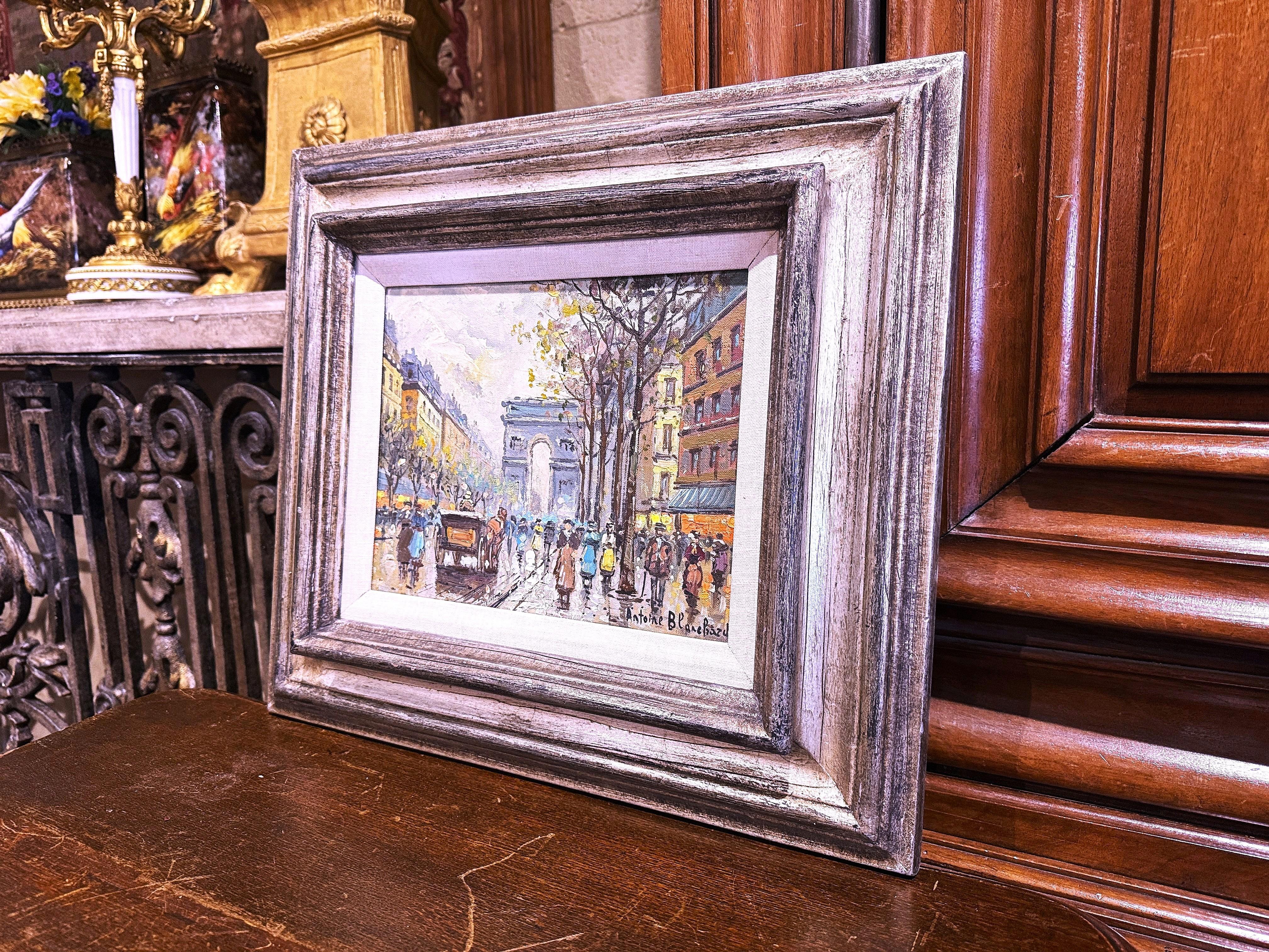 Decora un salotto o un ufficio con questo squisito quadro di strada parigino, un pezzo accattivante di arte francese di metà secolo. Creata in Francia intorno al 1960, quest'opera d'arte è splendidamente incastonata in una ricca cornice argentata e