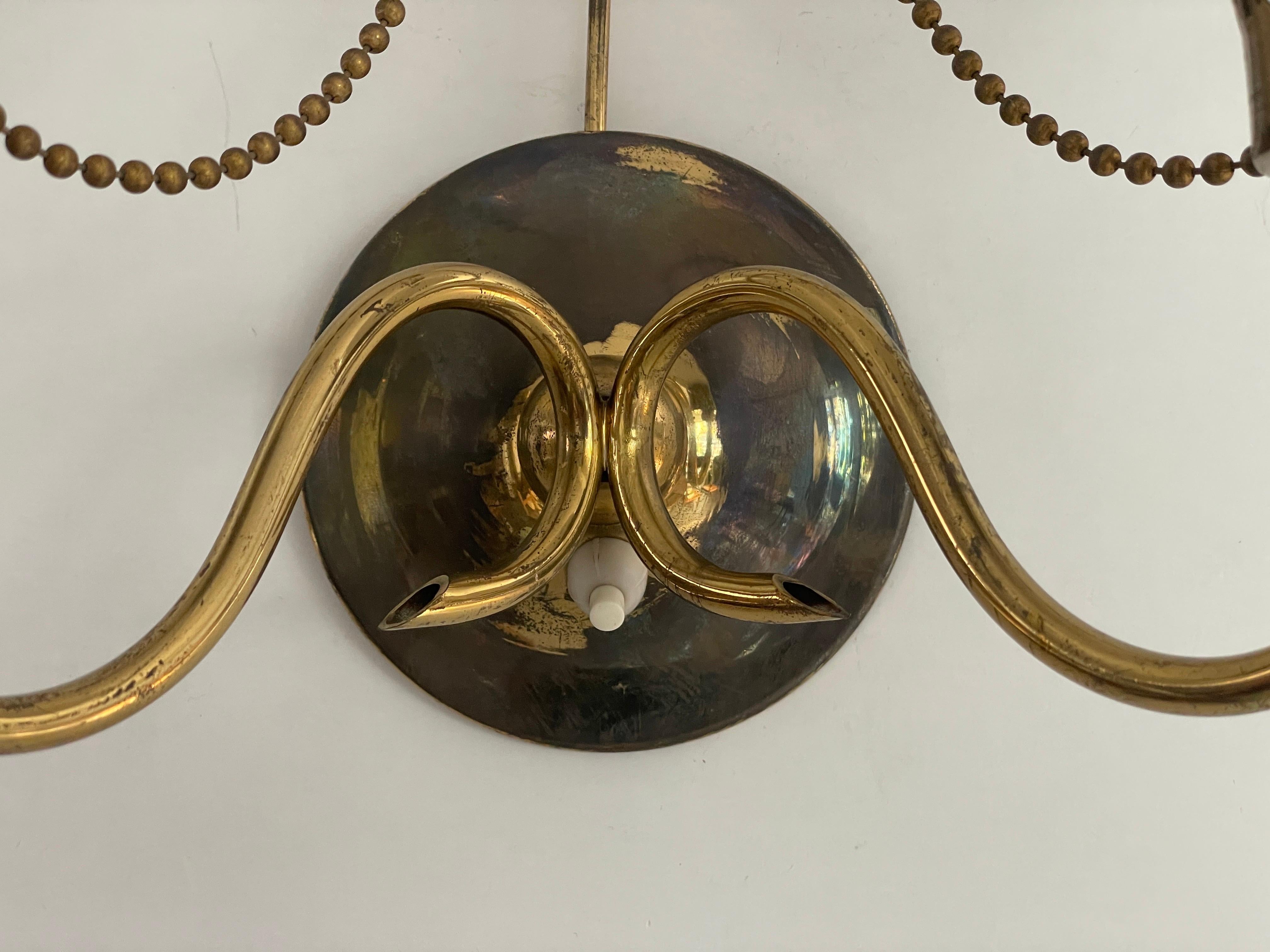 Paire d'appliques en verre Opaline Ball and Ball et en laiton, France, années 1950 en vente 3