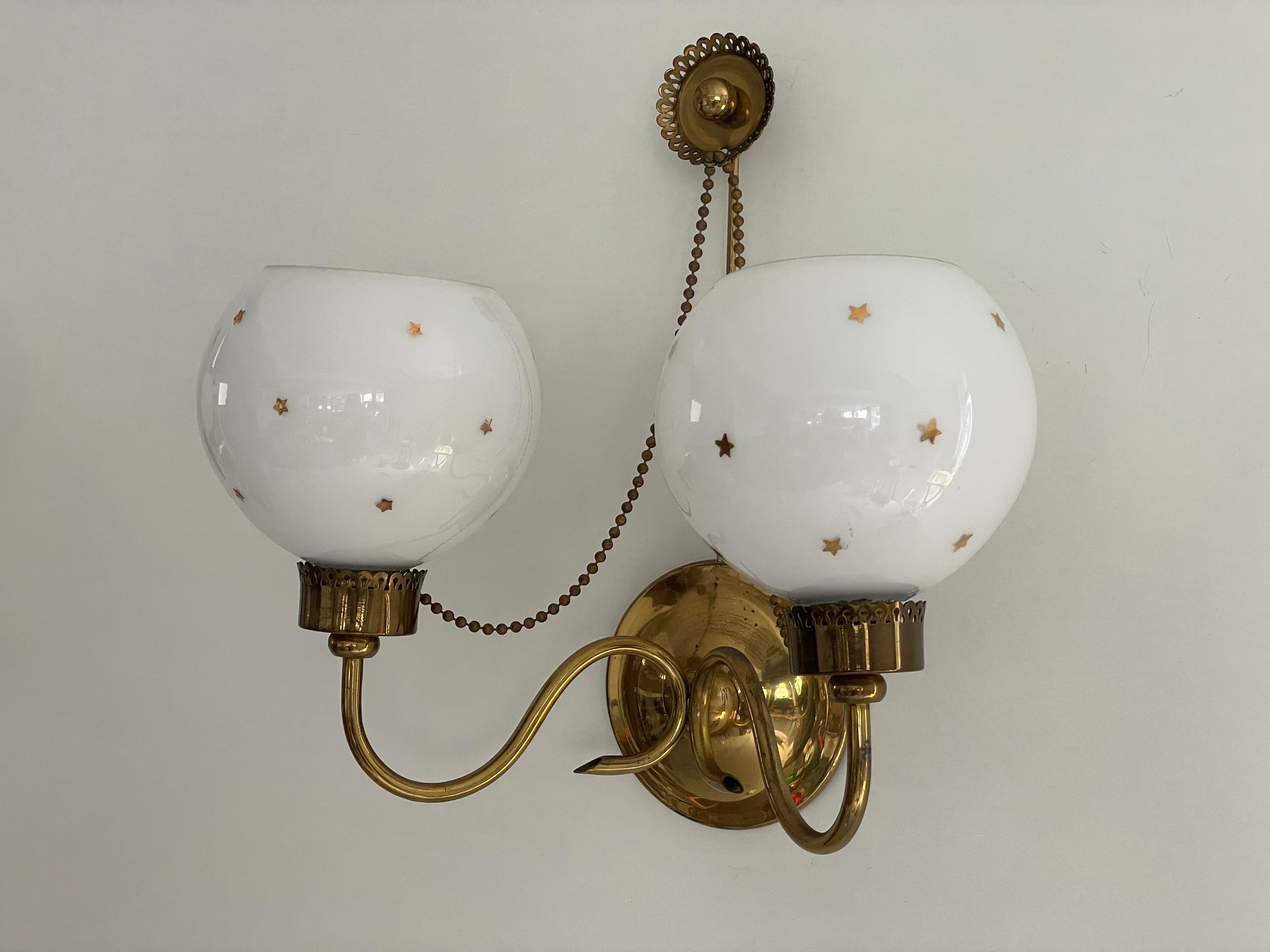 Paire d'appliques en verre Opaline Ball and Ball et en laiton, France, années 1950 en vente 5