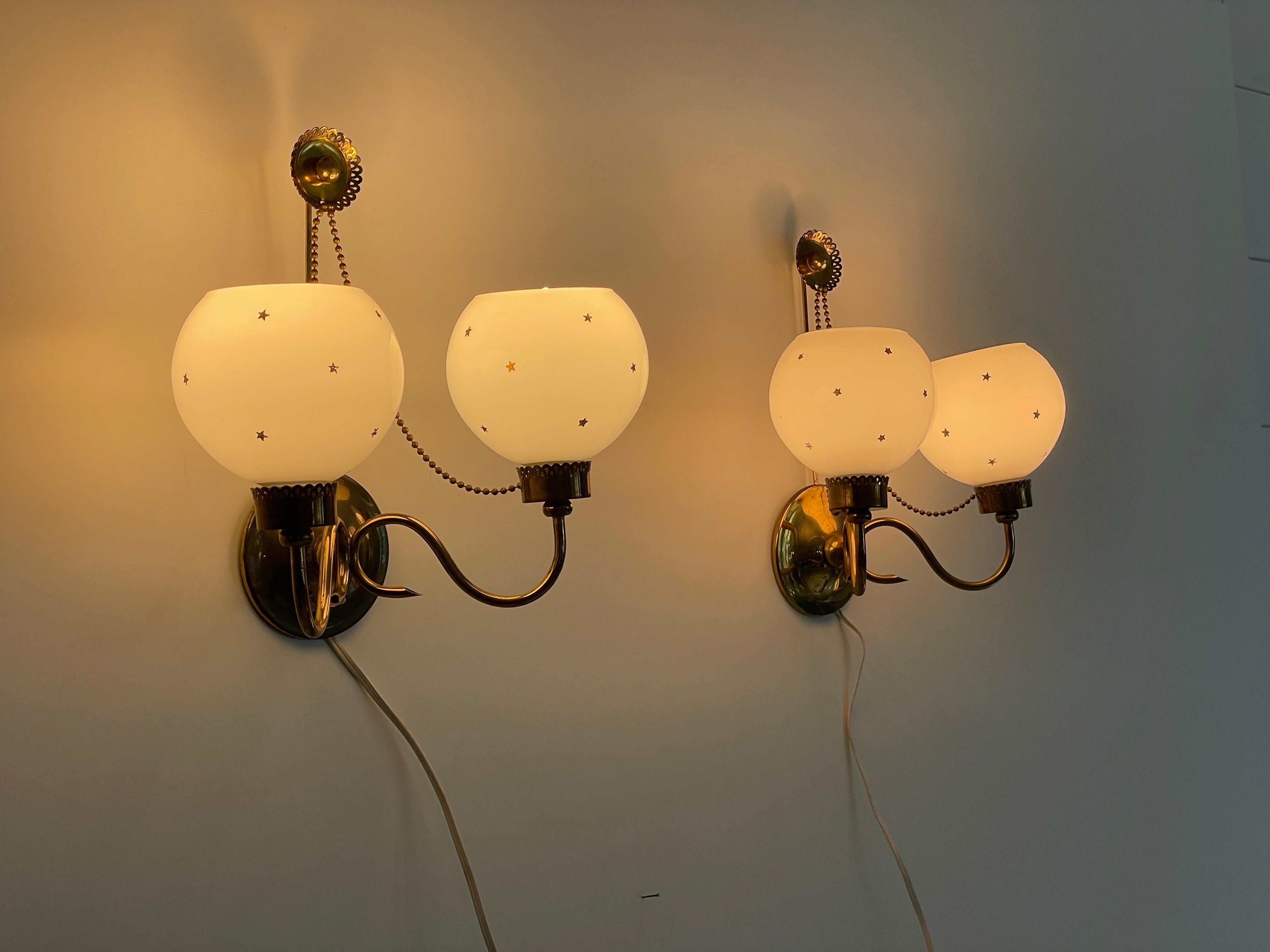 Paire d'appliques en verre Opaline Ball and Ball et en laiton, France, années 1950 en vente 7