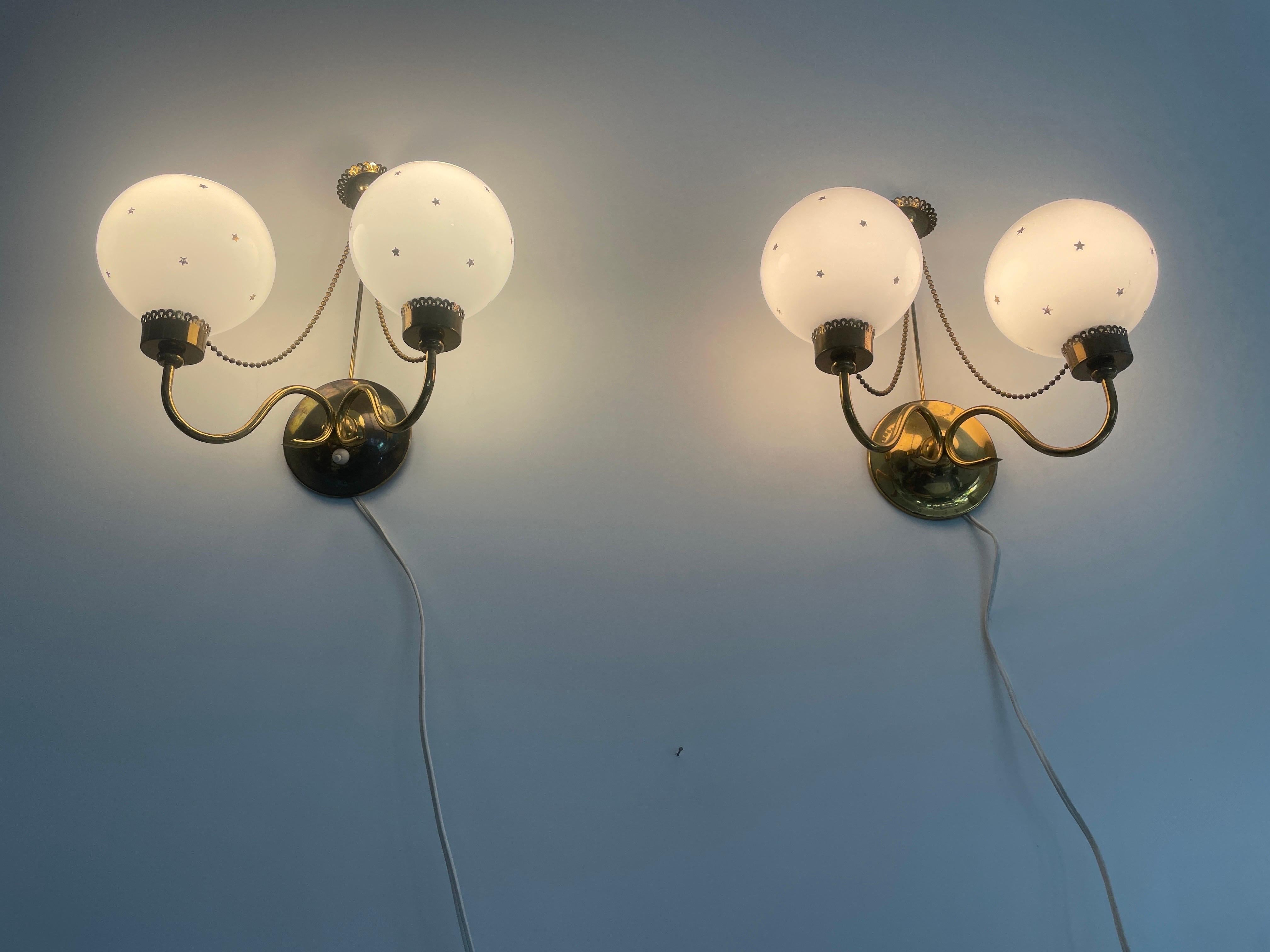 Paire d'appliques en verre Opaline Ball and Ball et en laiton, France, années 1950 en vente 9