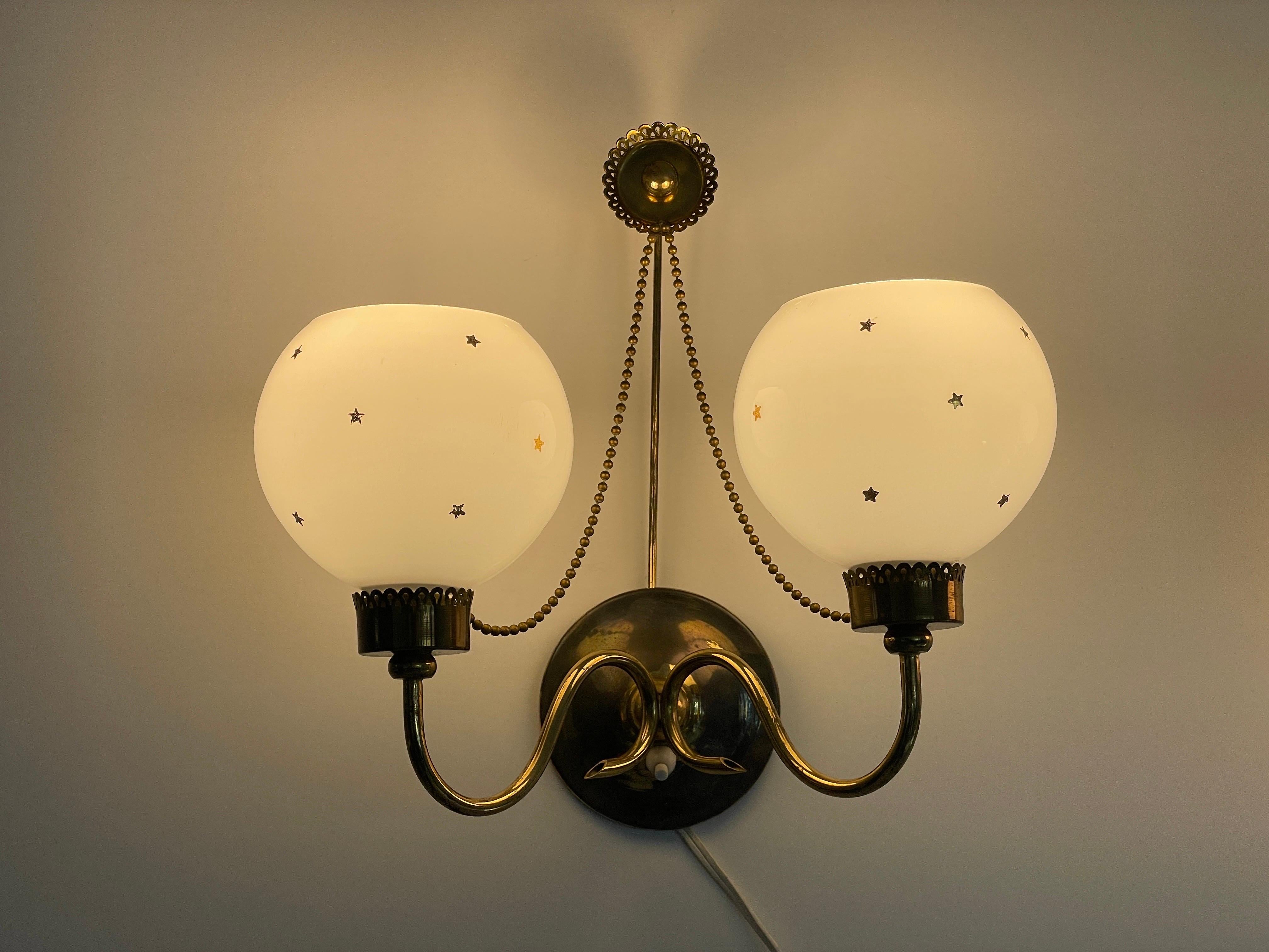 Paire d'appliques en verre Opaline Ball and Ball et en laiton, France, années 1950 en vente 11