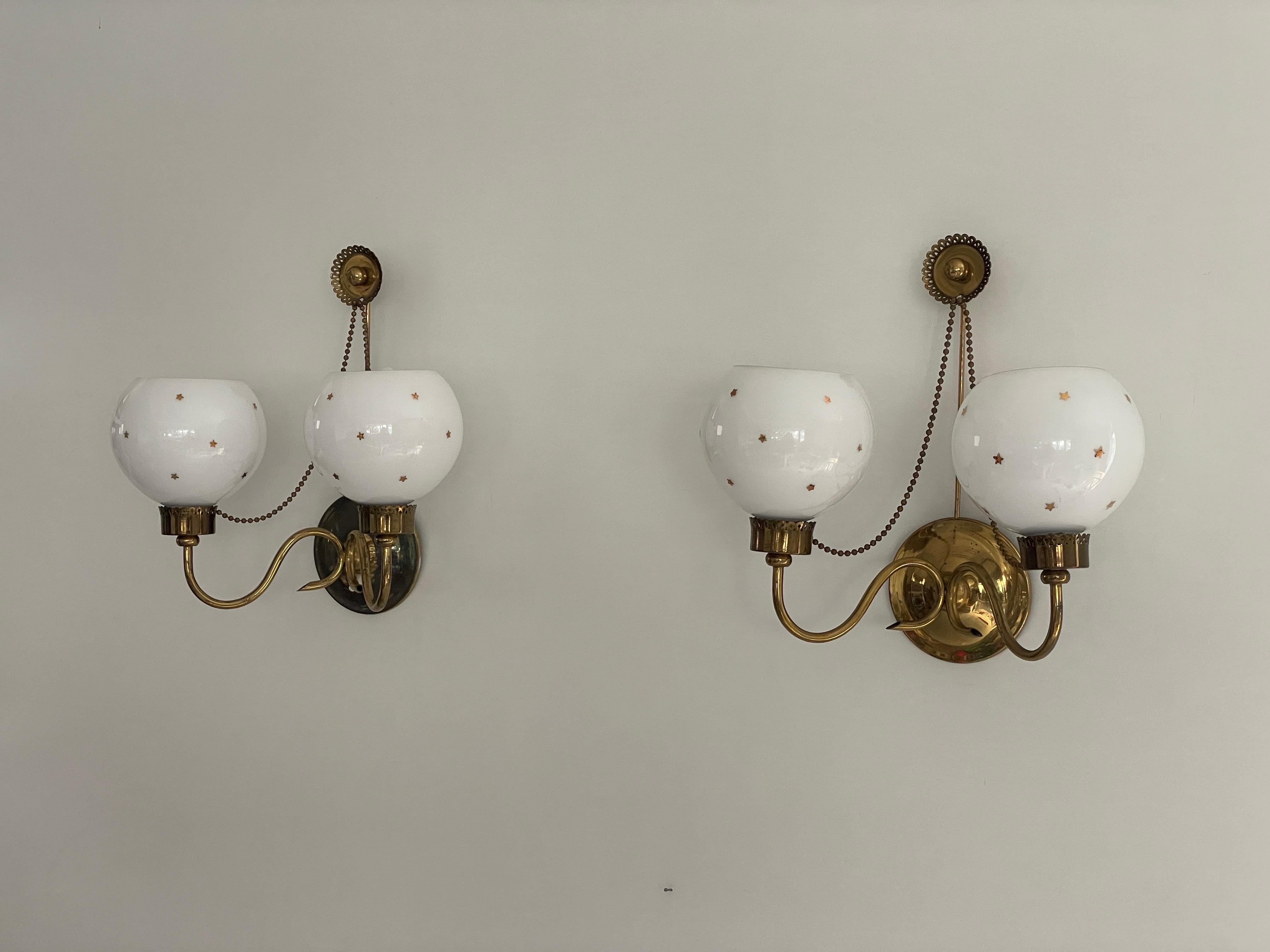 Mid-Century Modern Paire d'appliques en verre Opaline Ball and Ball et en laiton, France, années 1950 en vente