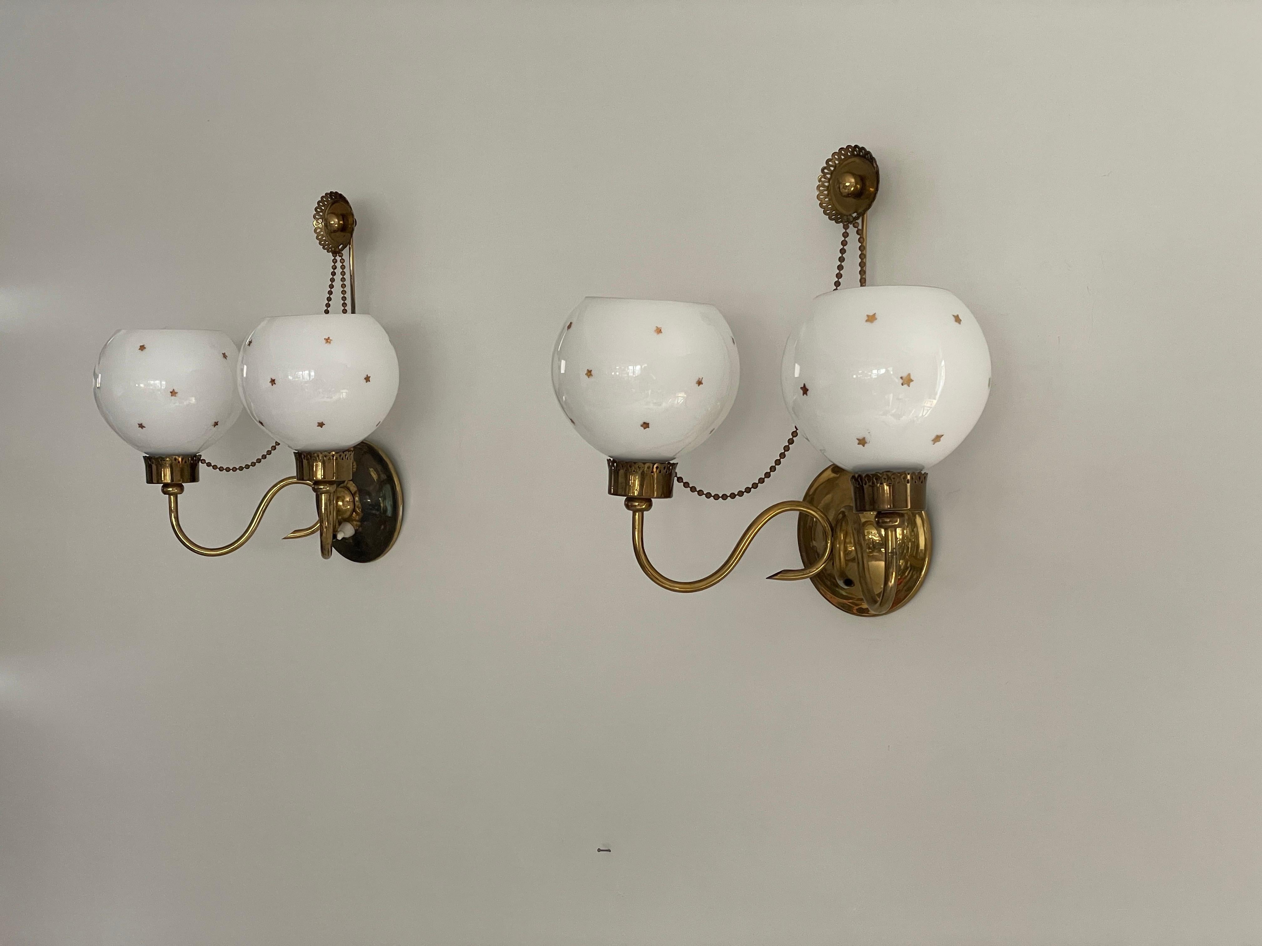 Français Paire d'appliques en verre Opaline Ball and Ball et en laiton, France, années 1950 en vente