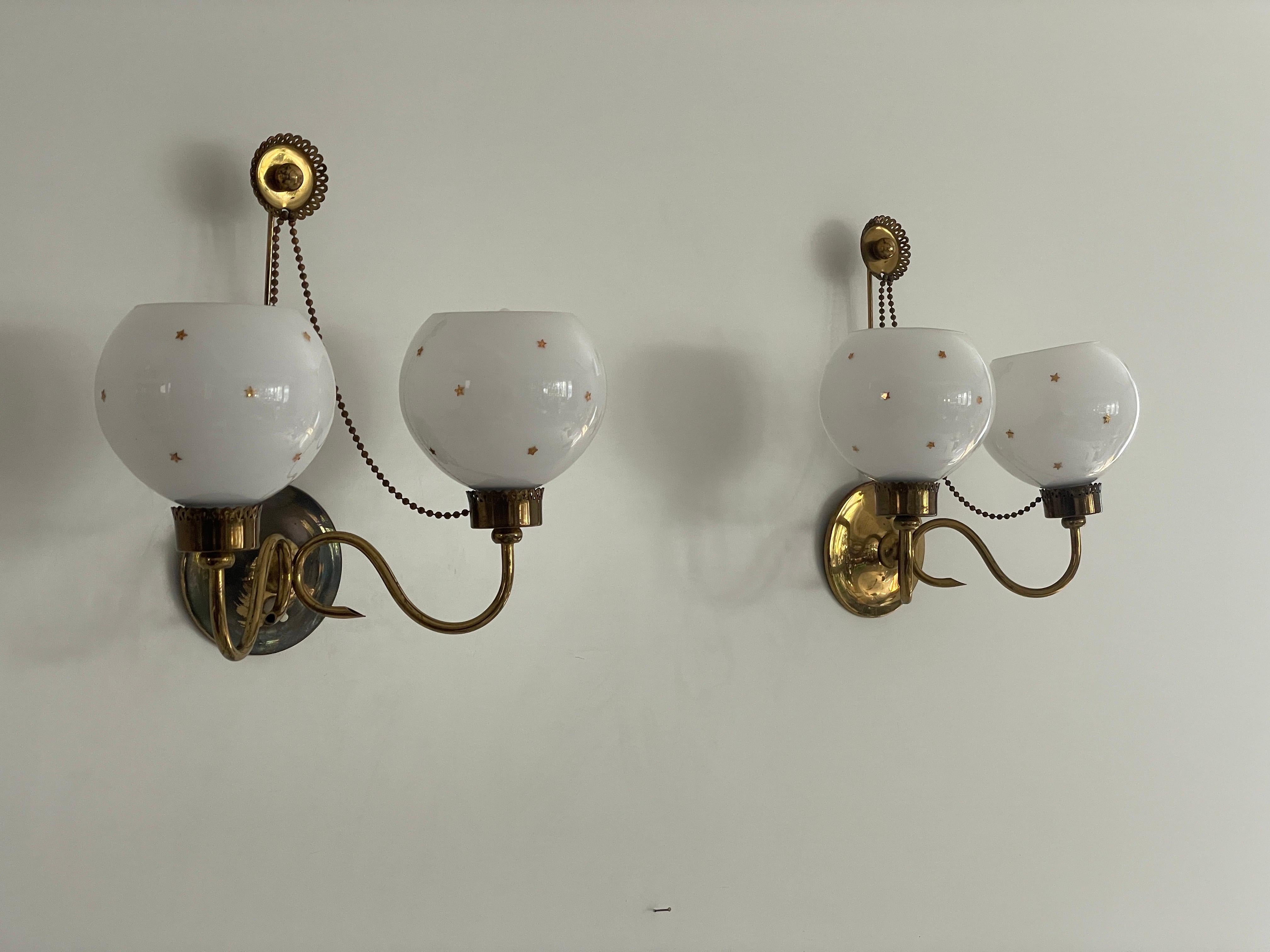 Paire d'appliques en verre Opaline Ball and Ball et en laiton, France, années 1950 Excellent état - En vente à Hagenbach, DE