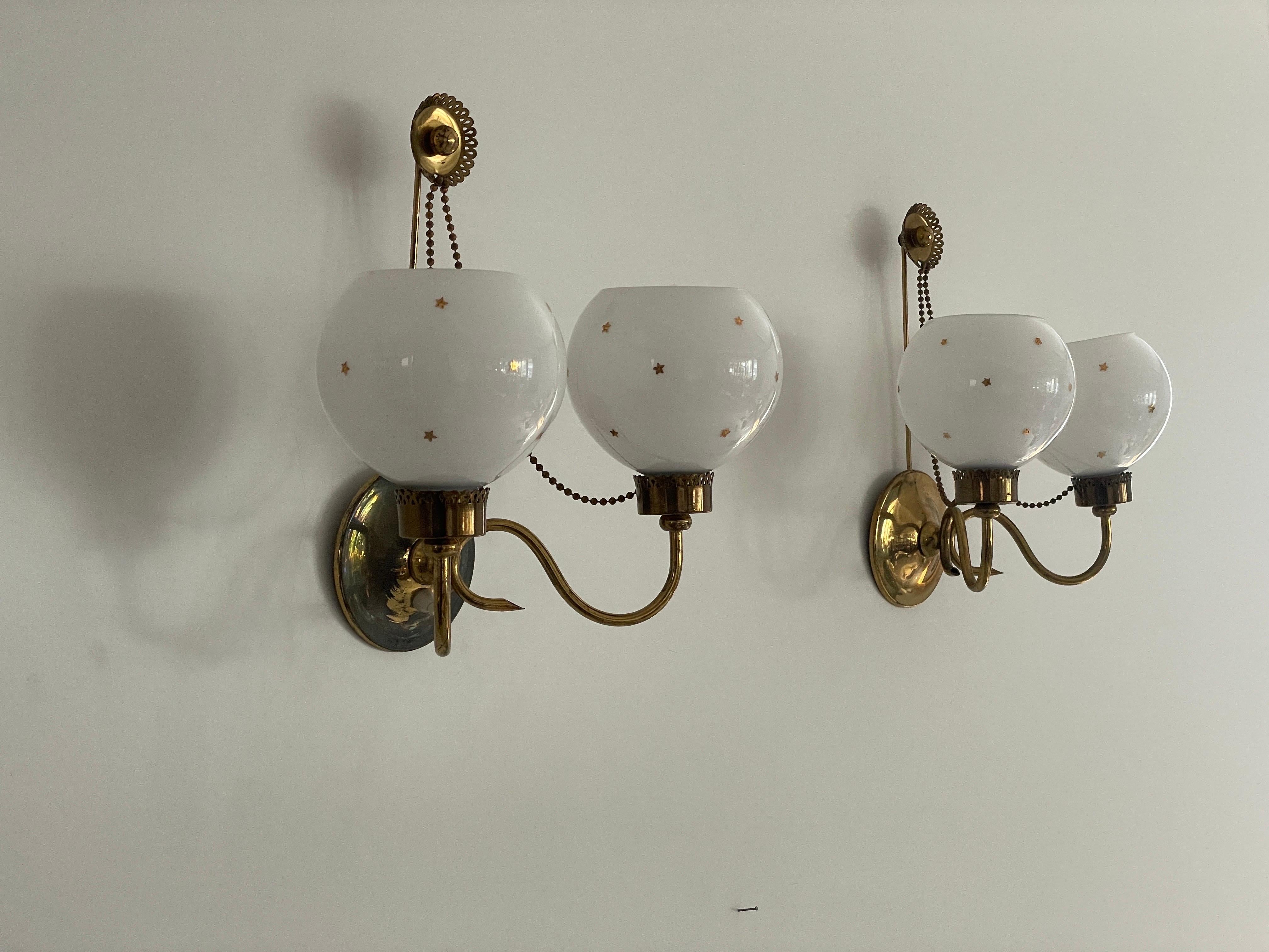 Milieu du XXe siècle Paire d'appliques en verre Opaline Ball and Ball et en laiton, France, années 1950 en vente