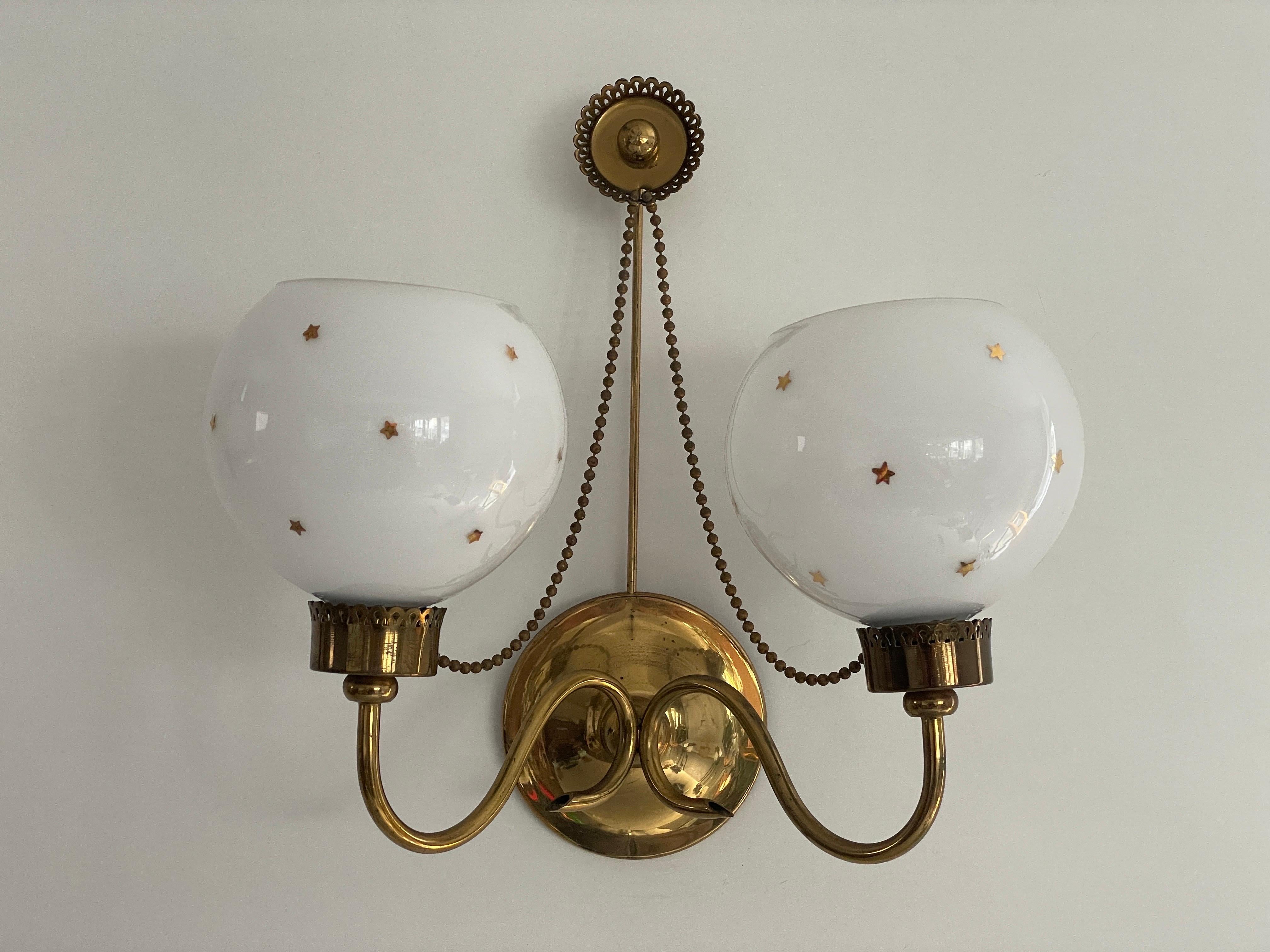 Paire d'appliques en verre Opaline Ball and Ball et en laiton, France, années 1950 en vente 1