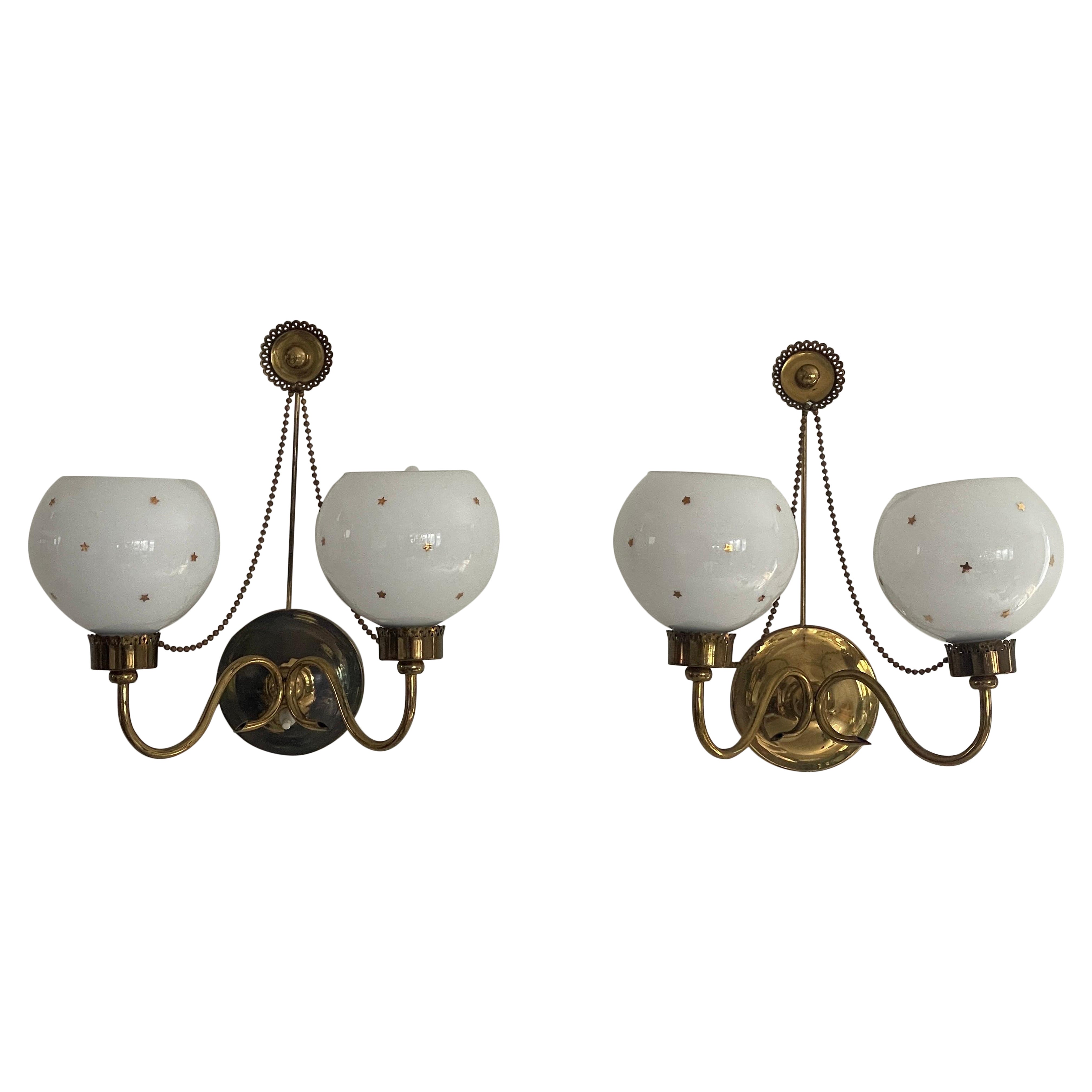 Paire d
appliques en verre Opaline Ball and Ball et en laiton, France, années 1950