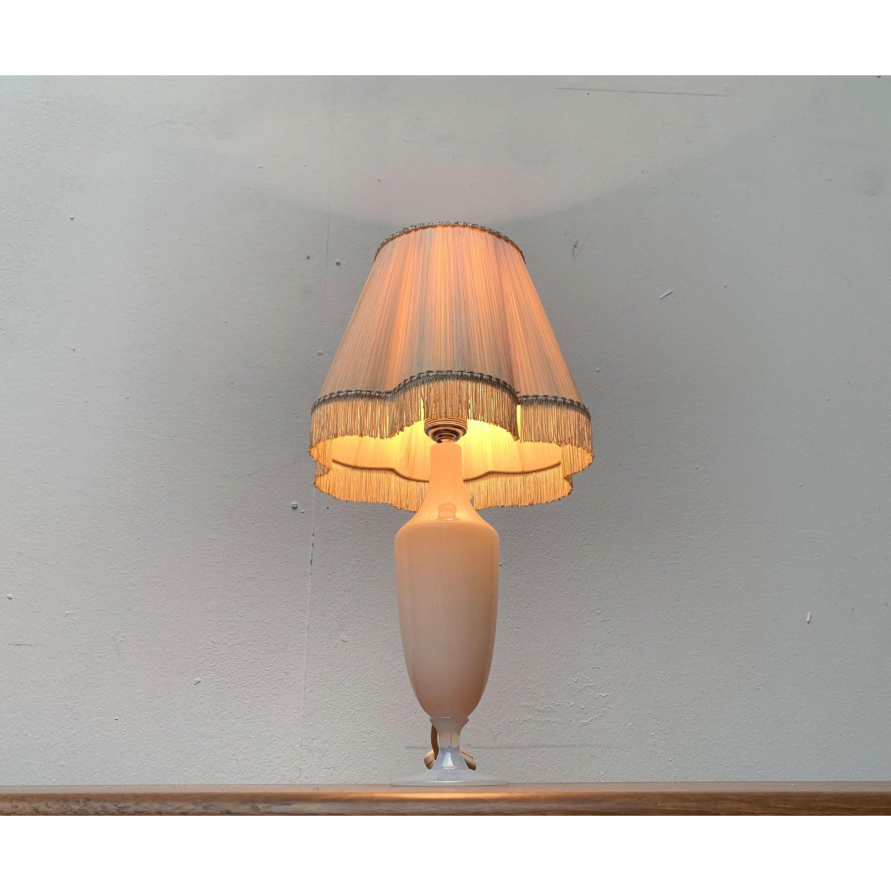 Lampe de table en verre opalin française du milieu du siècle, Sèvres, années 1960 en vente 3