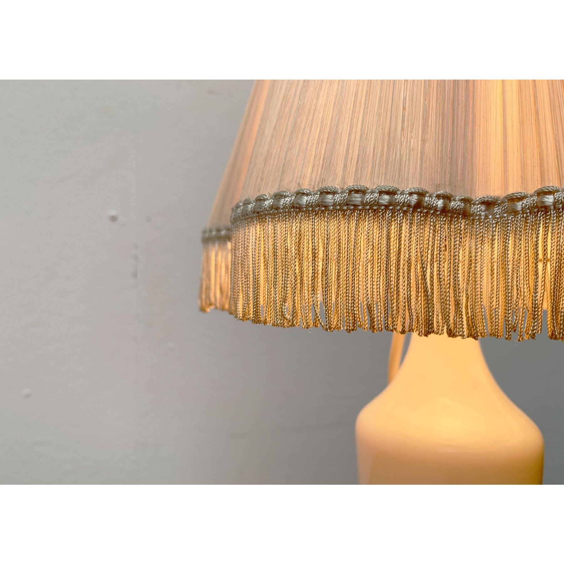 Élégante lampe de table avec base en verre de la manufacture française de verre Sèvres.

Un design classique avec une base et un abat-jour au design complexe. La base ornementale est en verre opale et a la forme d'un vase. La base est
