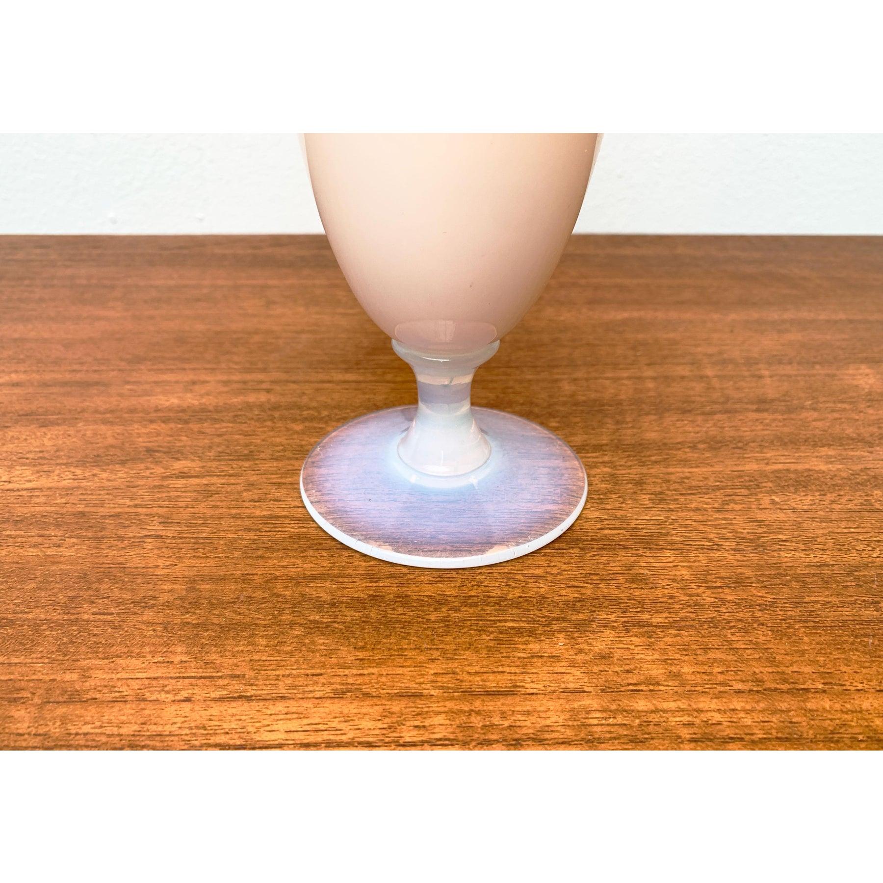 Mid-Century Modern Lampe de table en verre opalin française du milieu du siècle, Sèvres, années 1960 en vente