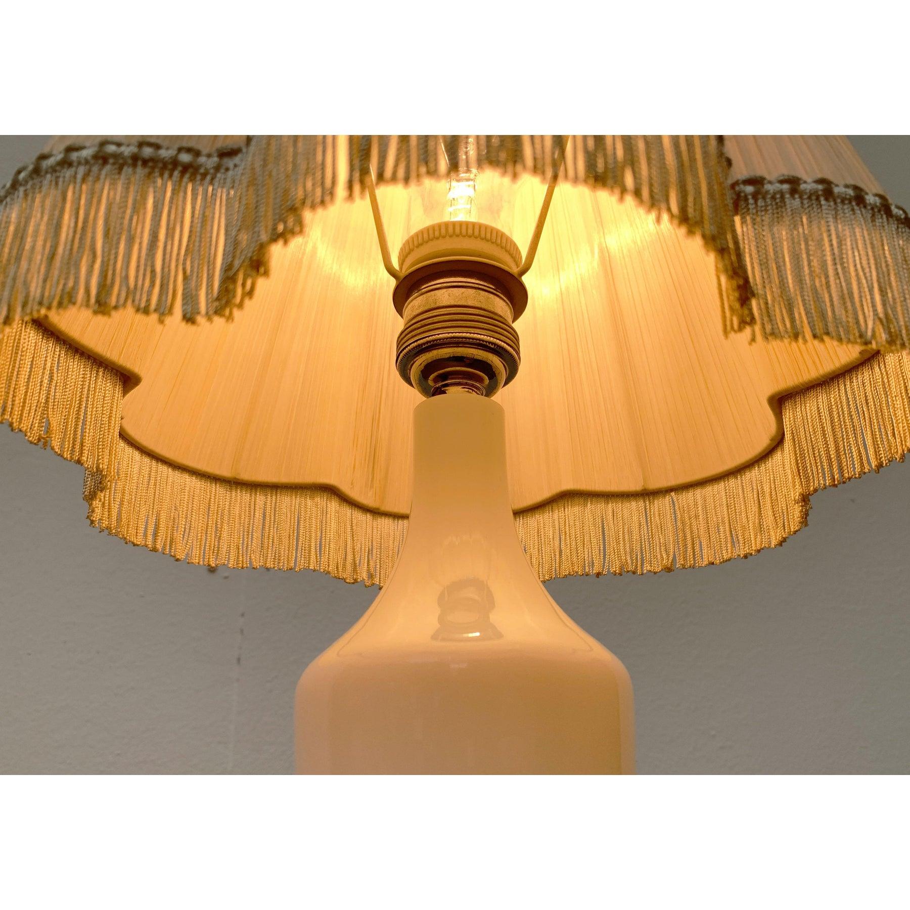 Français Lampe de table en verre opalin française du milieu du siècle, Sèvres, années 1960 en vente