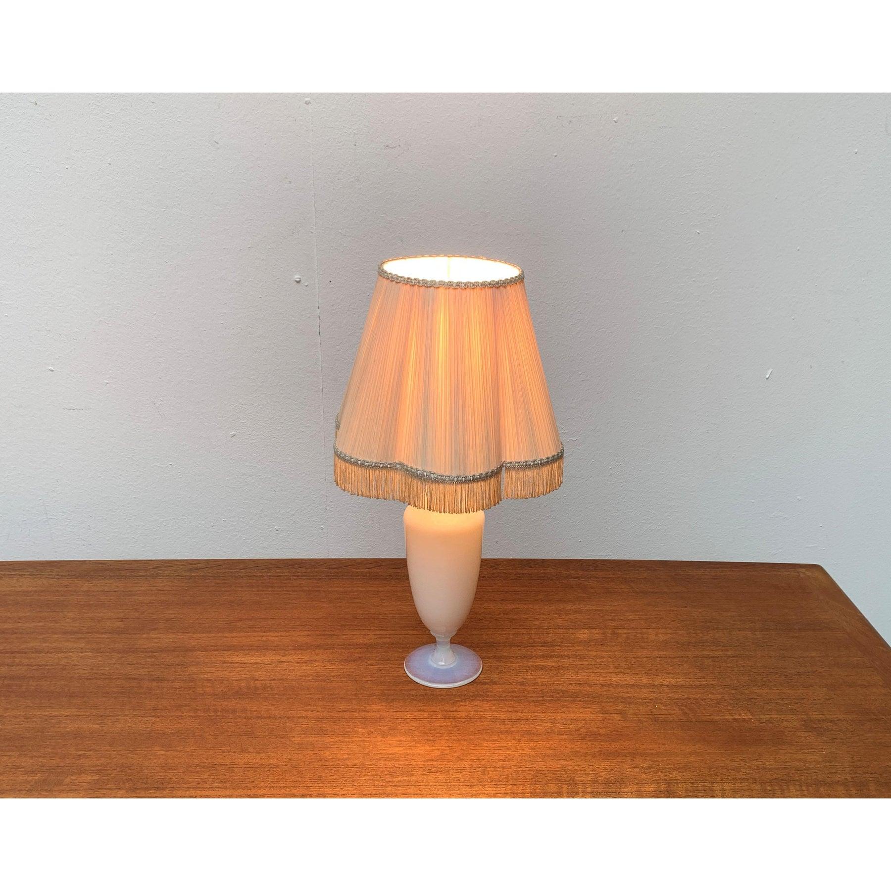 Lampe de table en verre opalin française du milieu du siècle, Sèvres, années 1960 Excellent état - En vente à Hamburg, DE