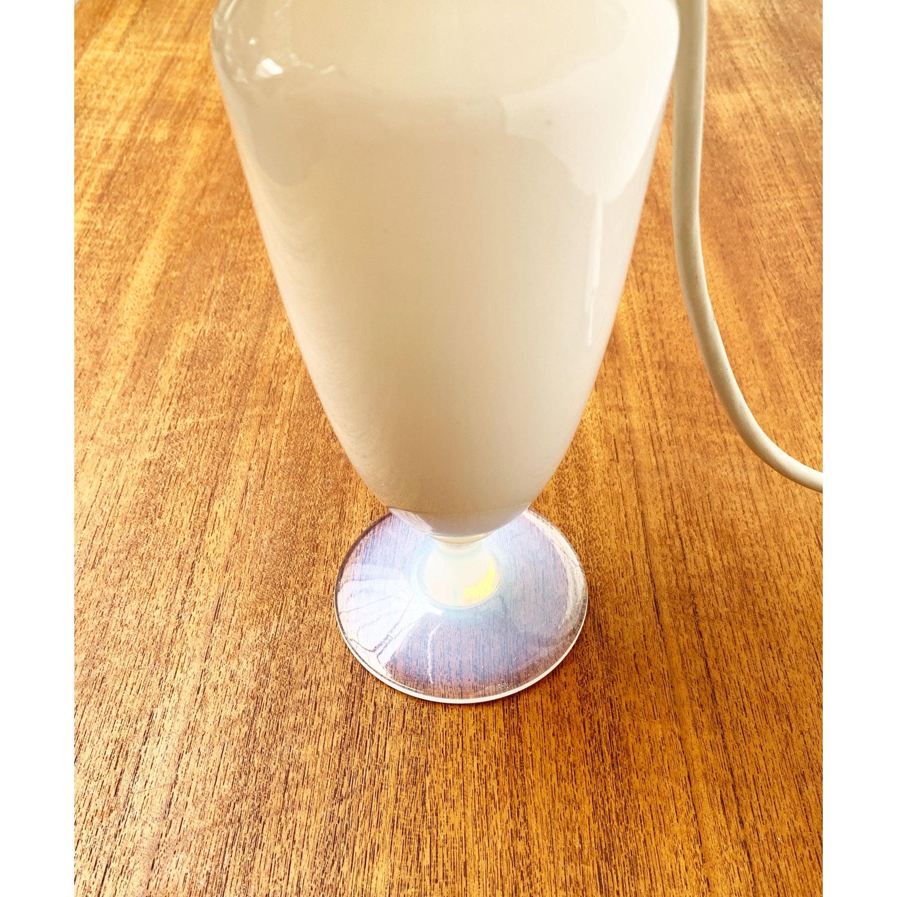 20ième siècle Lampe de table en verre opalin française du milieu du siècle, Sèvres, années 1960 en vente