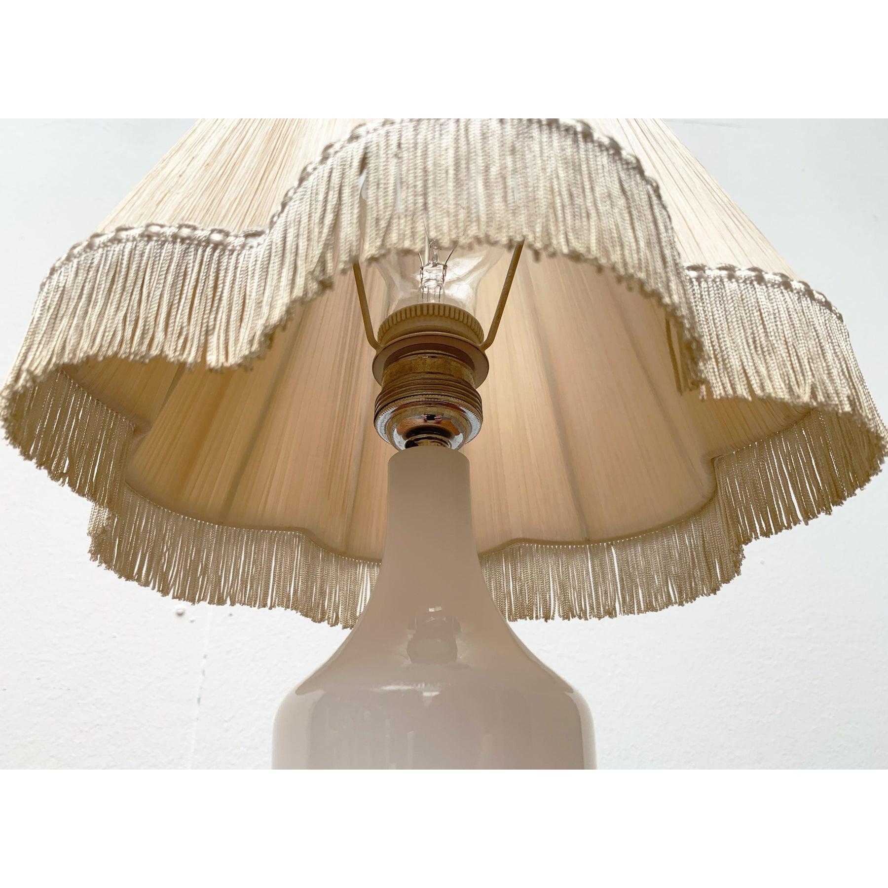 Métal Lampe de table en verre opalin française du milieu du siècle, Sèvres, années 1960 en vente