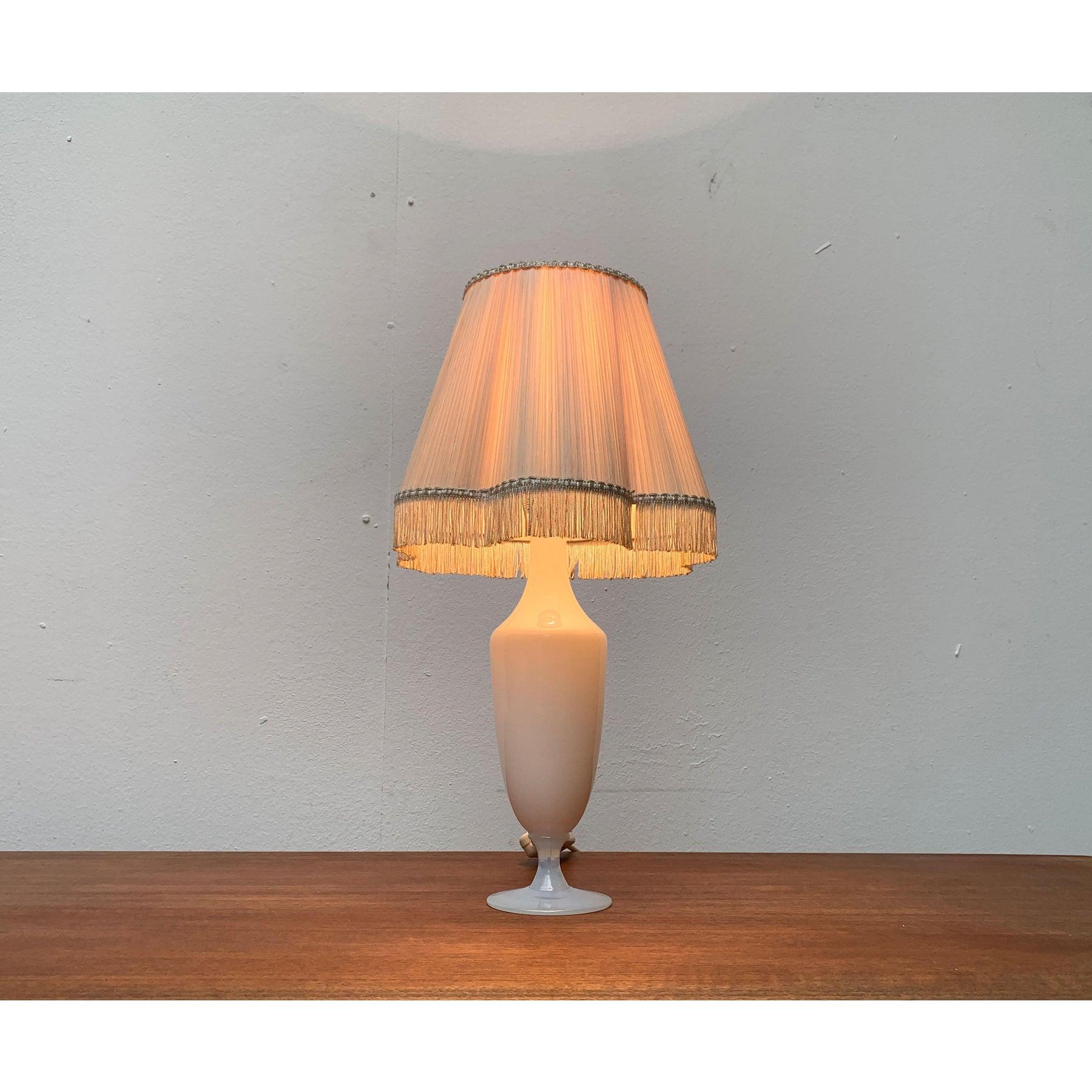 Lampe de table en verre opalin française du milieu du siècle, Sèvres, années 1960 en vente 1
