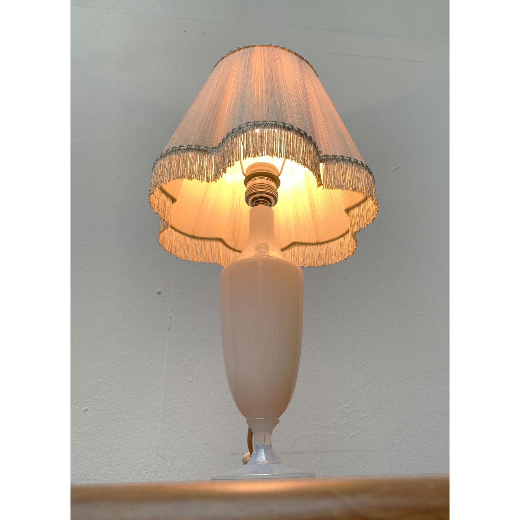 Lampe de table en verre opalin française du milieu du siècle, Sèvres, années 1960 en vente 2