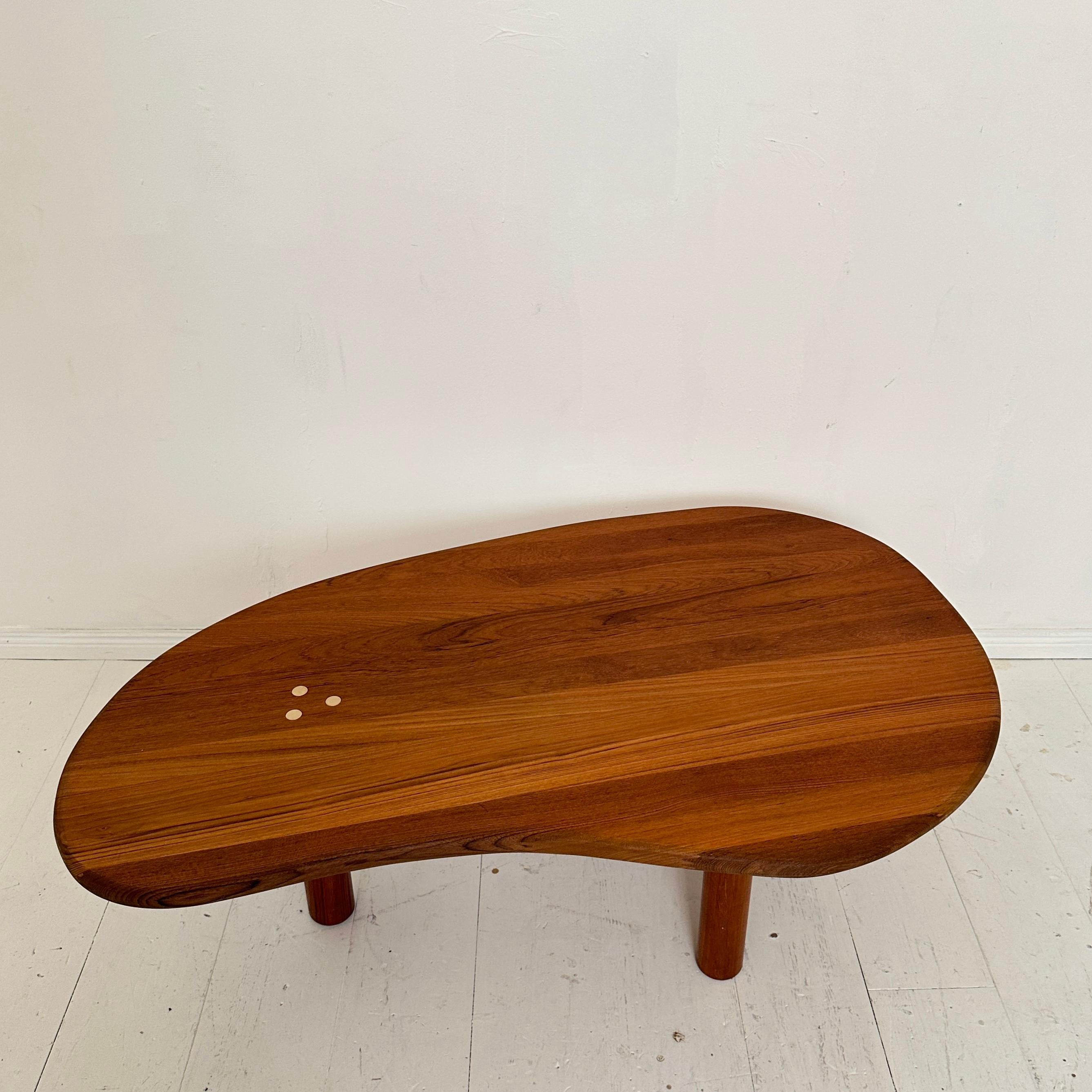 Il tavolo da divano francese a forma organica del Mid-Century, realizzato in teak intorno al 1970, incarna l'eleganza e il design innovativo che caratterizzano l'epoca. Questo splendido pezzo presenta una forma fluida e scultorea che riflette