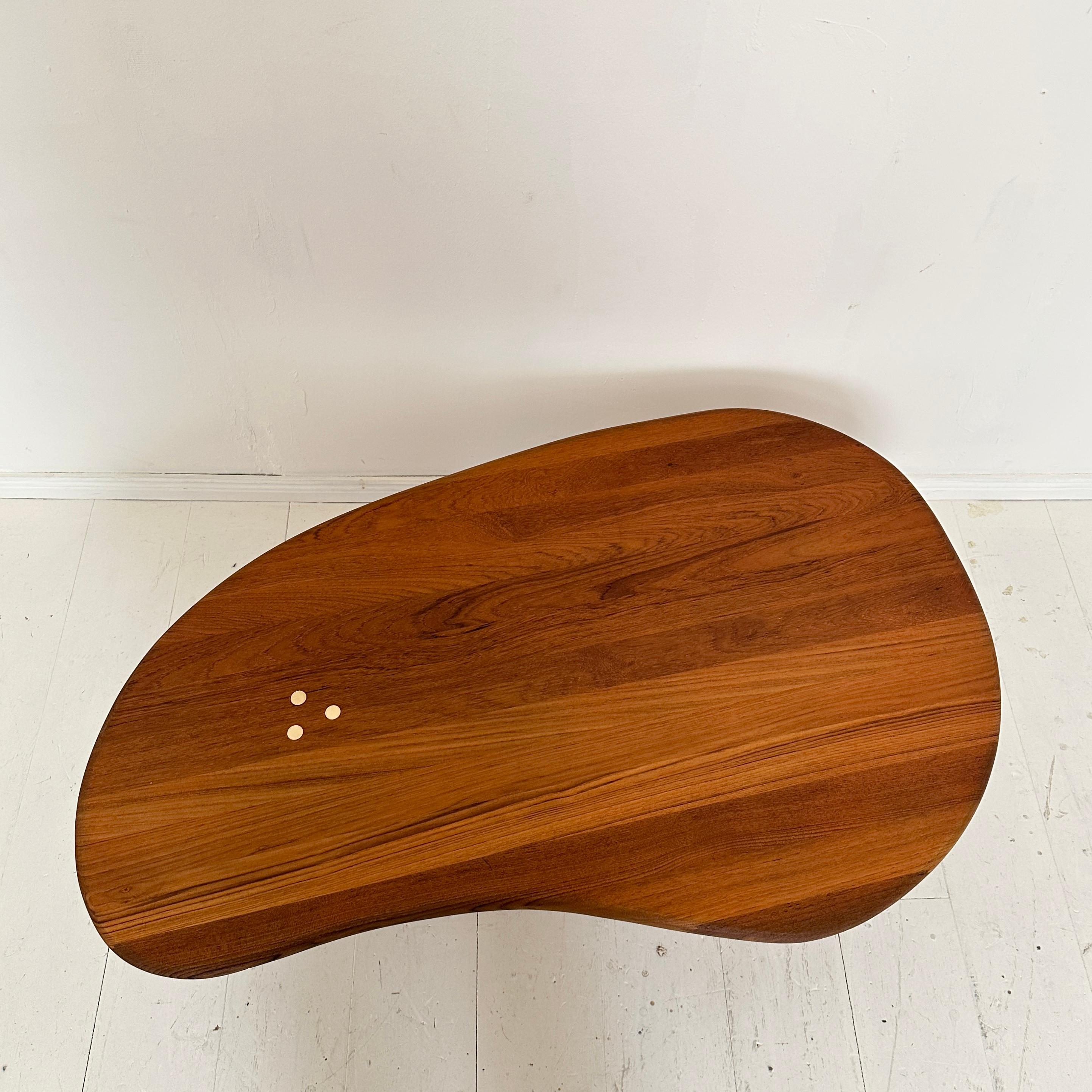Mid-Century moderno Tavolo da divano organico francese di metà secolo in teak, 1970 circa in vendita