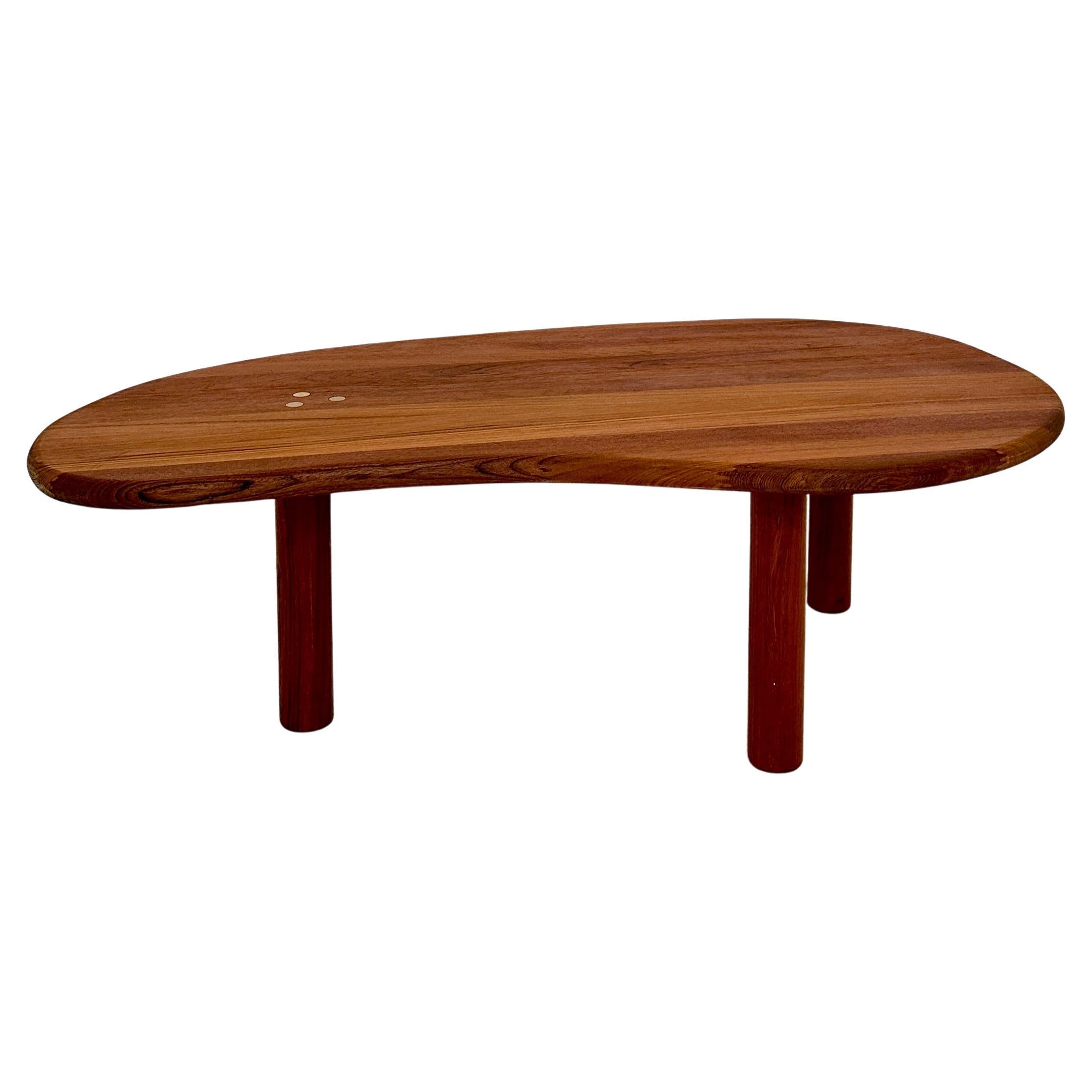 Mesa de sofá francesa de mediados de siglo con forma orgánica en madera de teca, hacia 1970