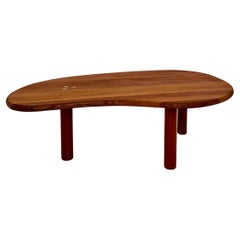 Mesa de sofá francesa de mediados de siglo con forma orgánica en madera de teca, hacia 1970