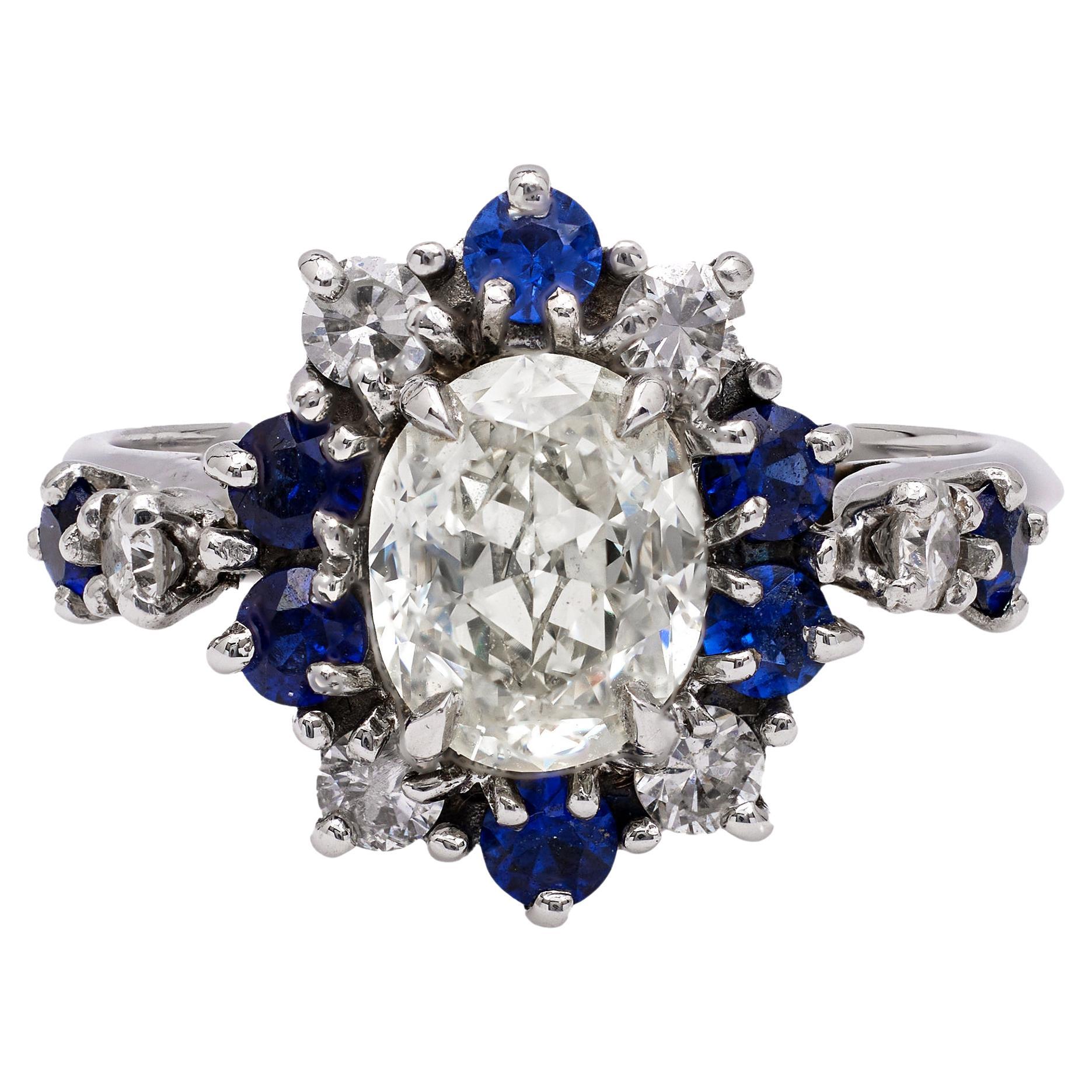 Bague grappe française du milieu du siècle dernier en or blanc 18 carats avec diamants taille ovale et saphirs