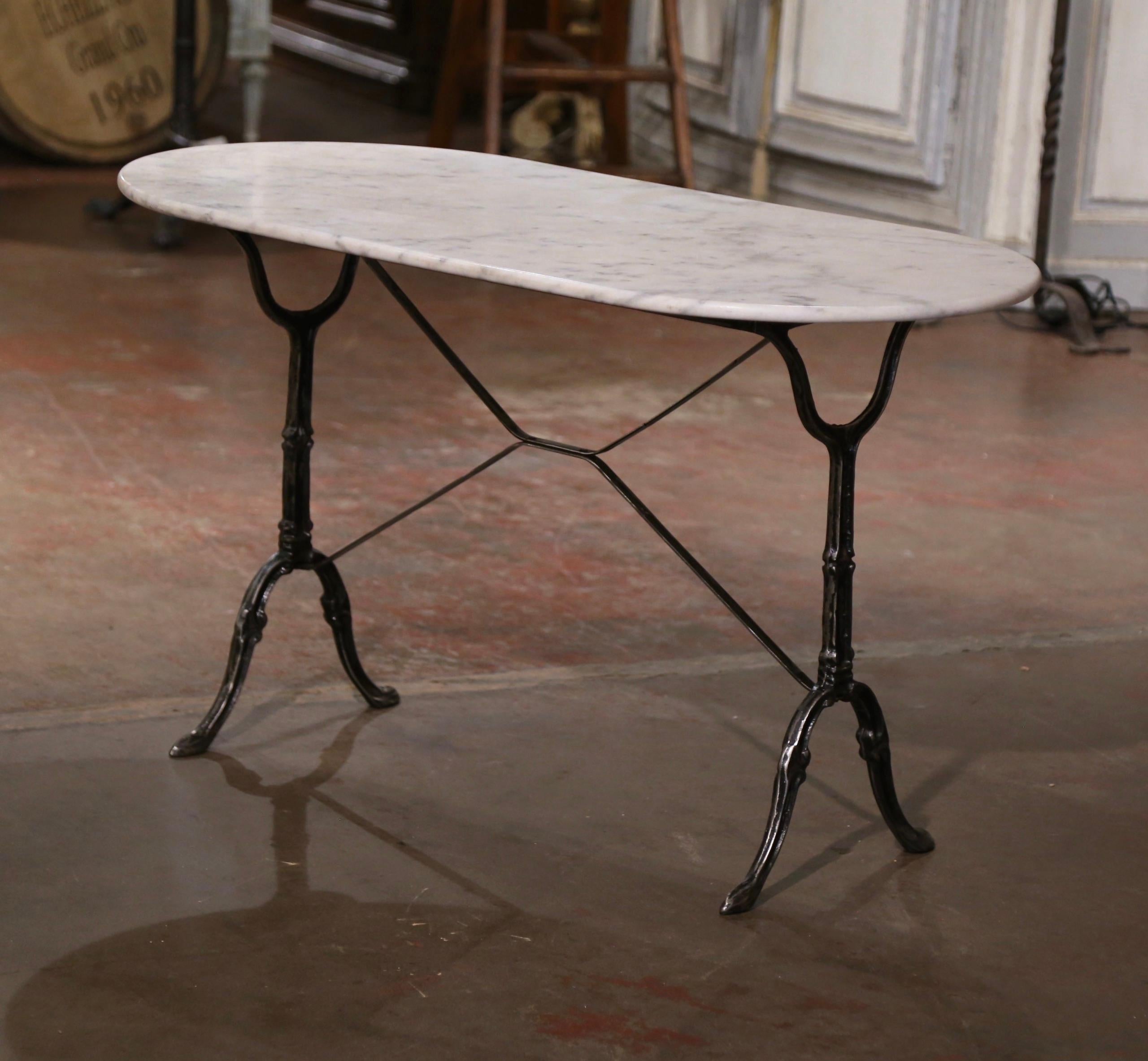 Mid-Century Französisch Oval Marmorplatte poliertem Eisen Bistrot Tisch (20. Jahrhundert) im Angebot