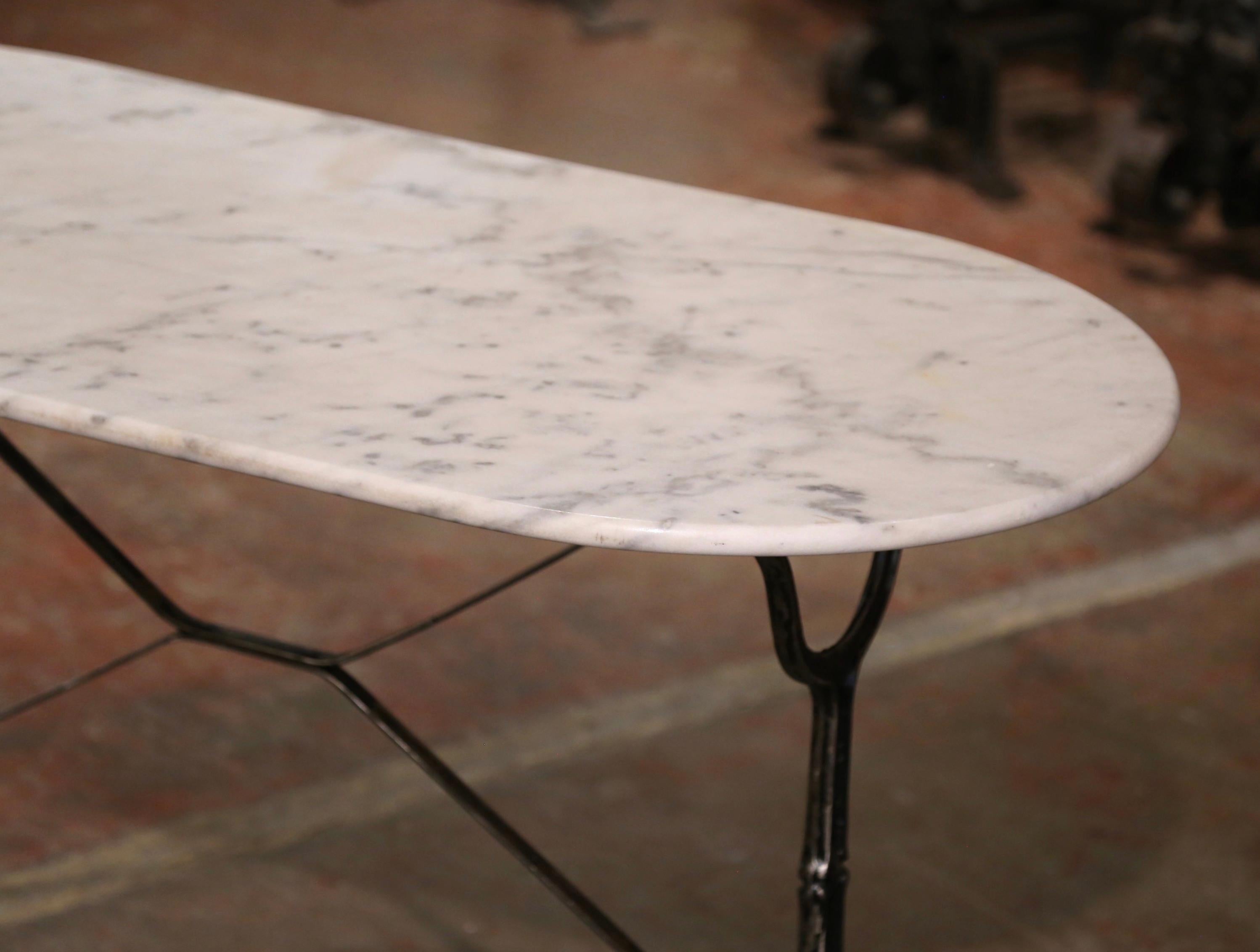 Mid-Century Französisch Oval Marmorplatte poliertem Eisen Bistrot Tisch im Angebot 1