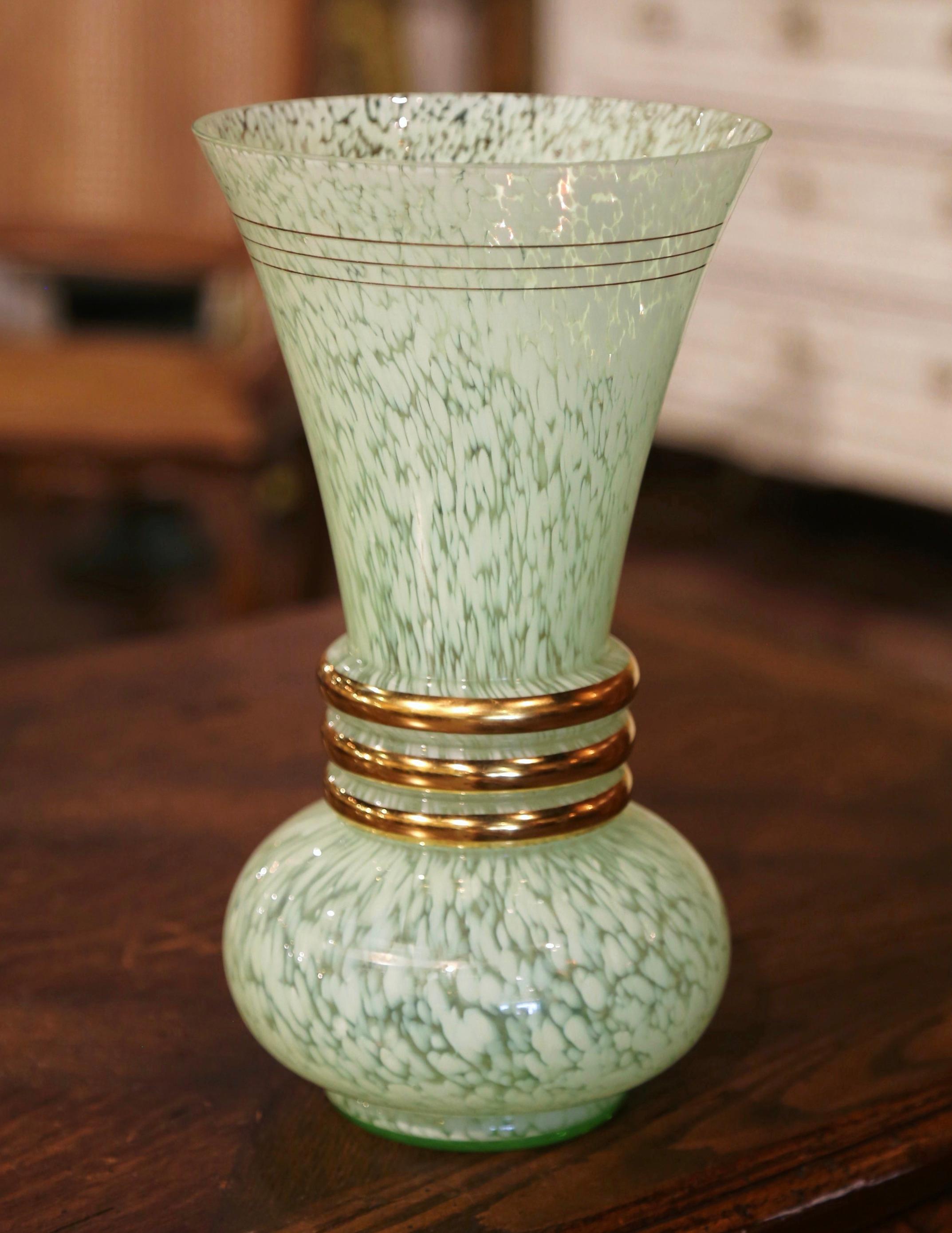 Décorez une console ou un buffet avec cet élégant vase trompette Art déco. Fabriqué en France, vers 1960, ce grand récipient en verre luxueux est décoré de motifs d'éclaboussures peints à la main dans une palette de verts pâles ; il est également