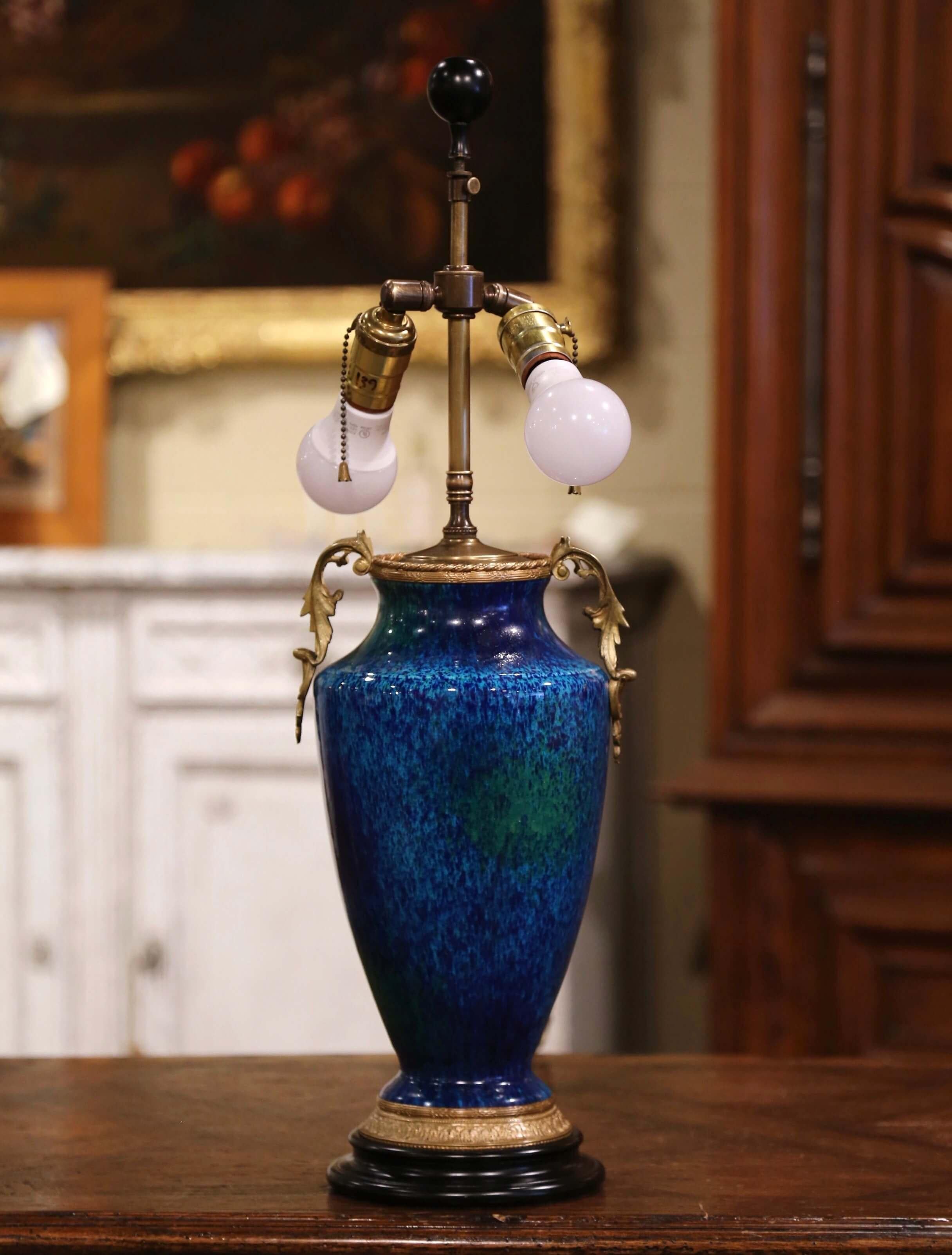 Mid-Century Französisch bemalte Keramik und Bronze Urne Form Tischlampe mit Schirm (Neoklassisch) im Angebot