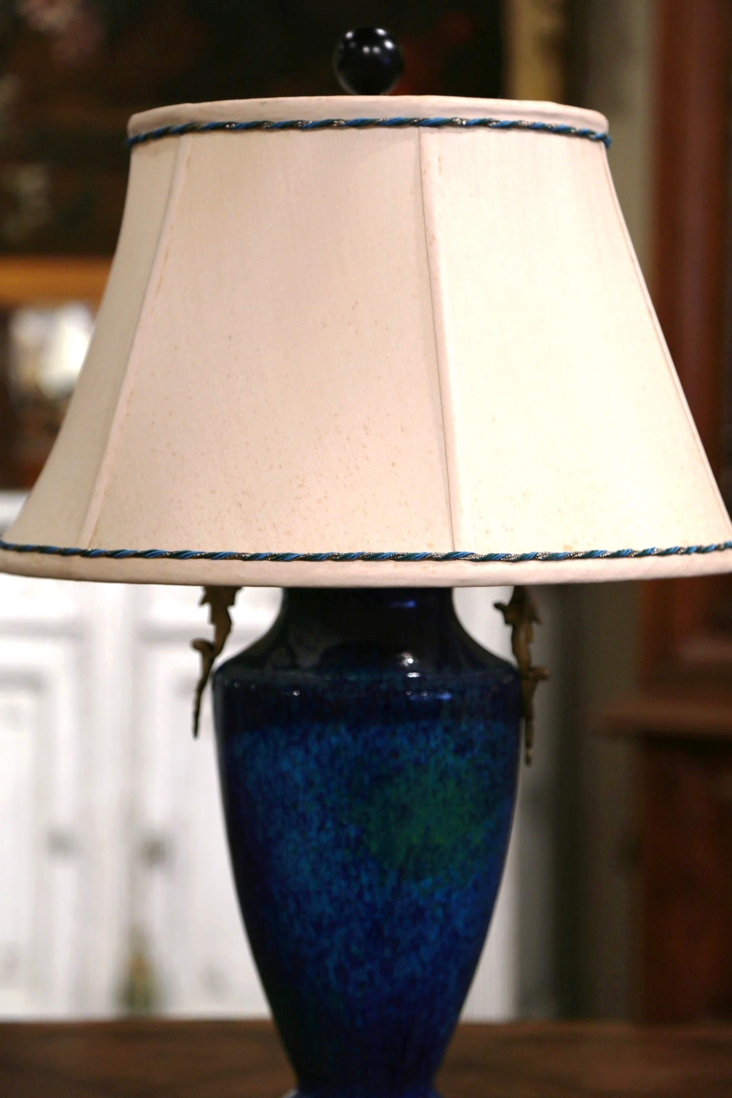Mid-Century Französisch bemalte Keramik und Bronze Urne Form Tischlampe mit Schirm im Zustand „Hervorragend“ im Angebot in Dallas, TX