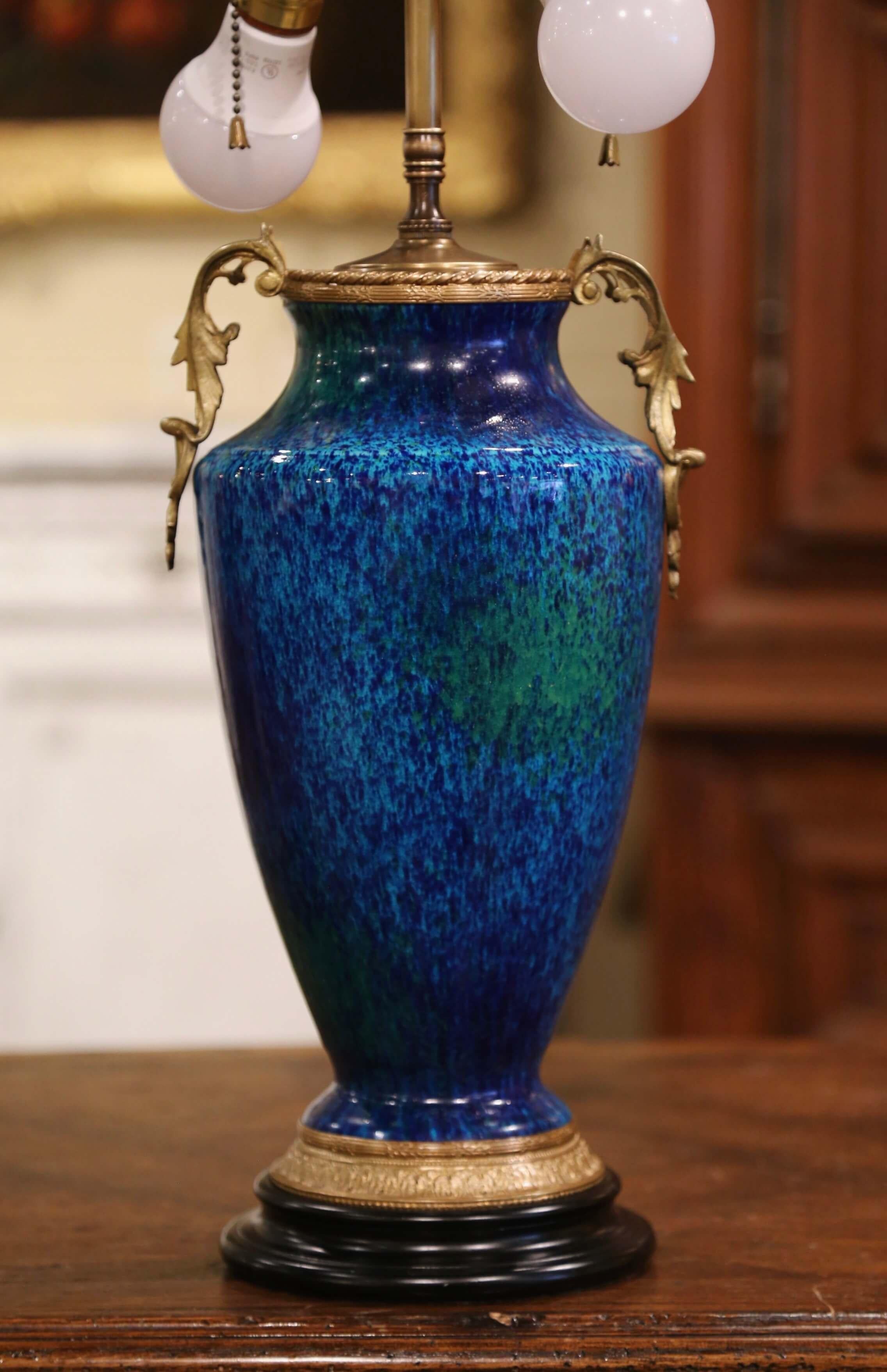 Mid-Century Französisch bemalte Keramik und Bronze Urne Form Tischlampe mit Schirm (20. Jahrhundert) im Angebot