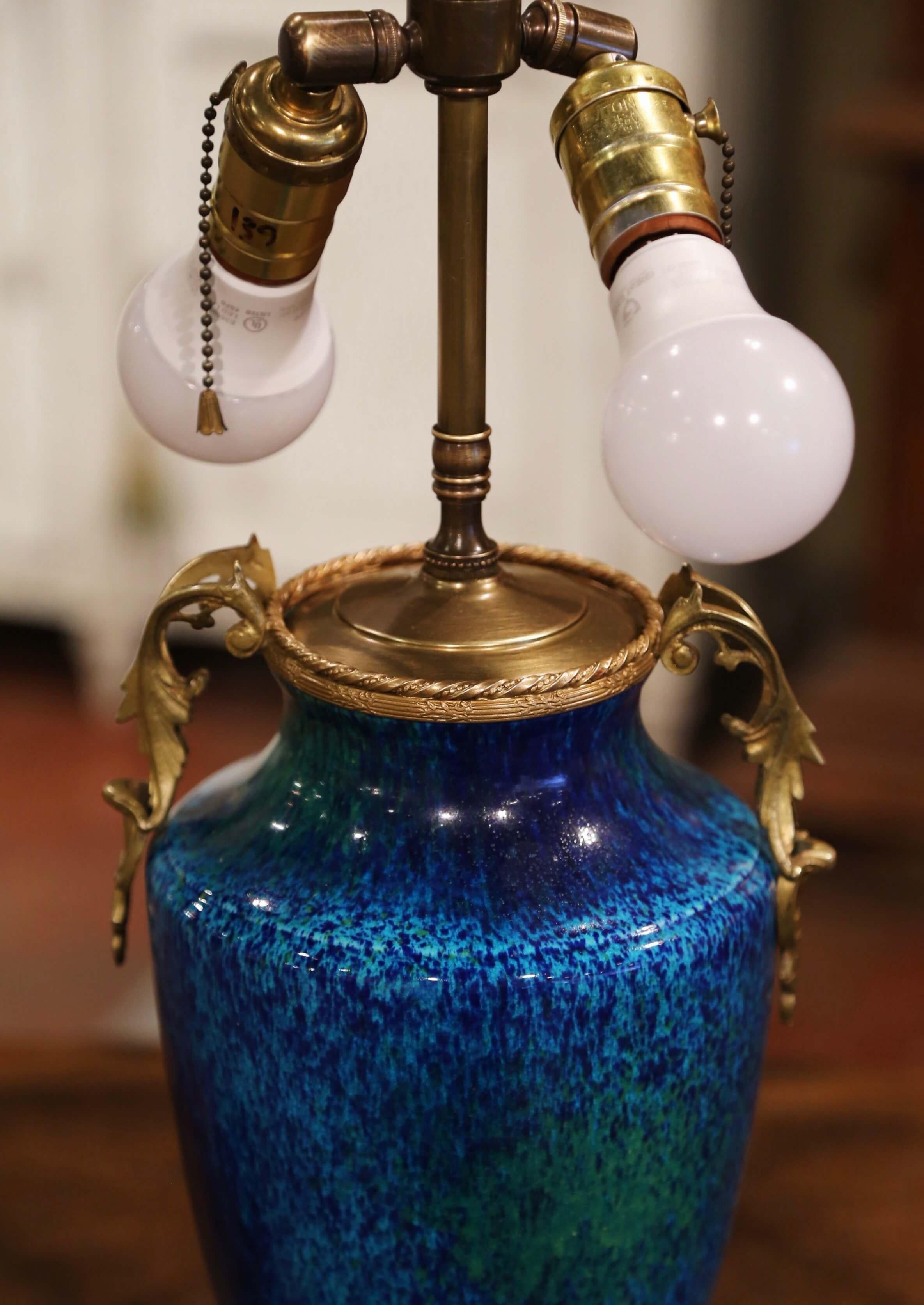 Mid-Century Französisch bemalte Keramik und Bronze Urne Form Tischlampe mit Schirm im Angebot 1