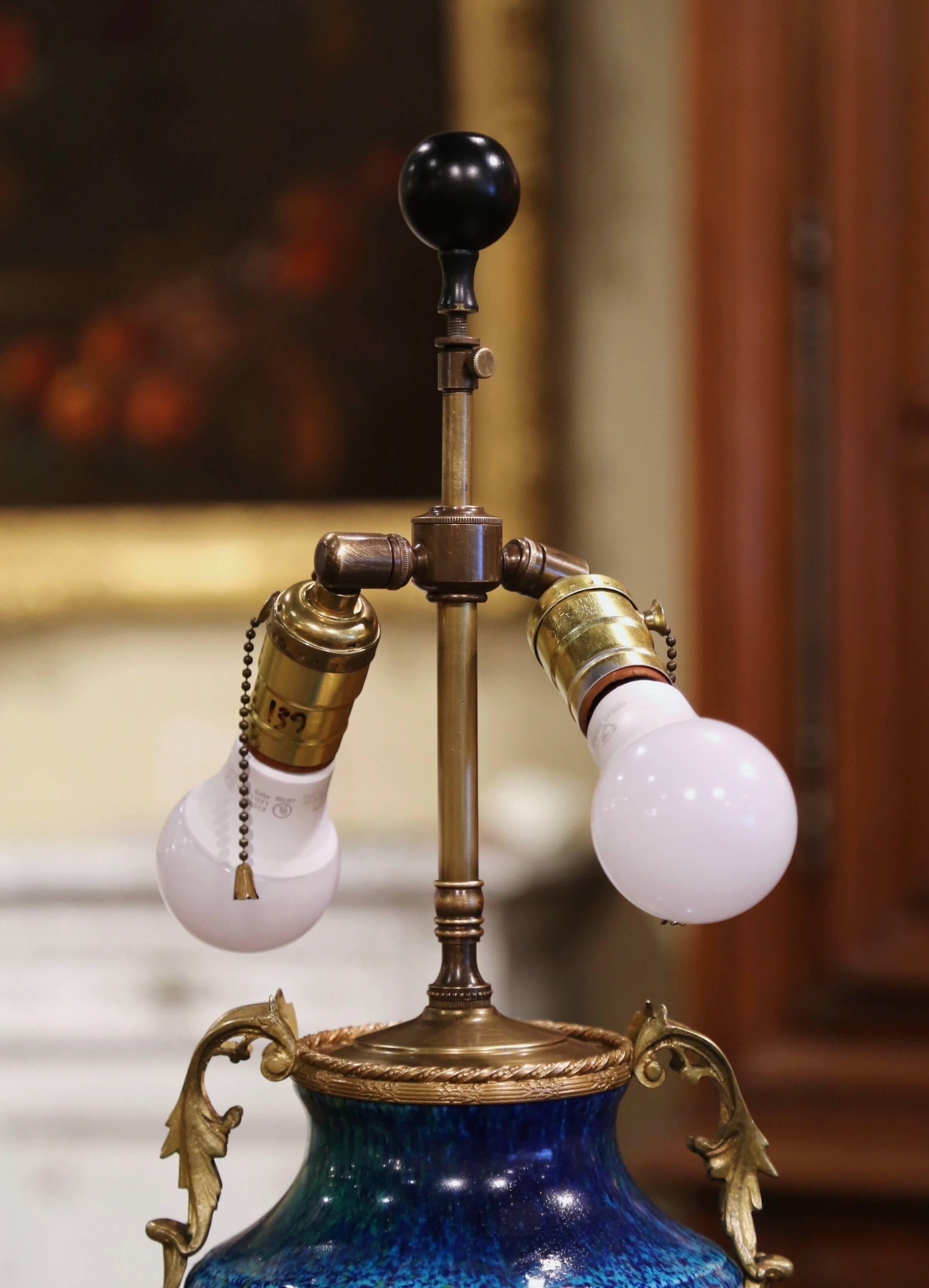 Mid-Century Französisch bemalte Keramik und Bronze Urne Form Tischlampe mit Schirm im Angebot 2
