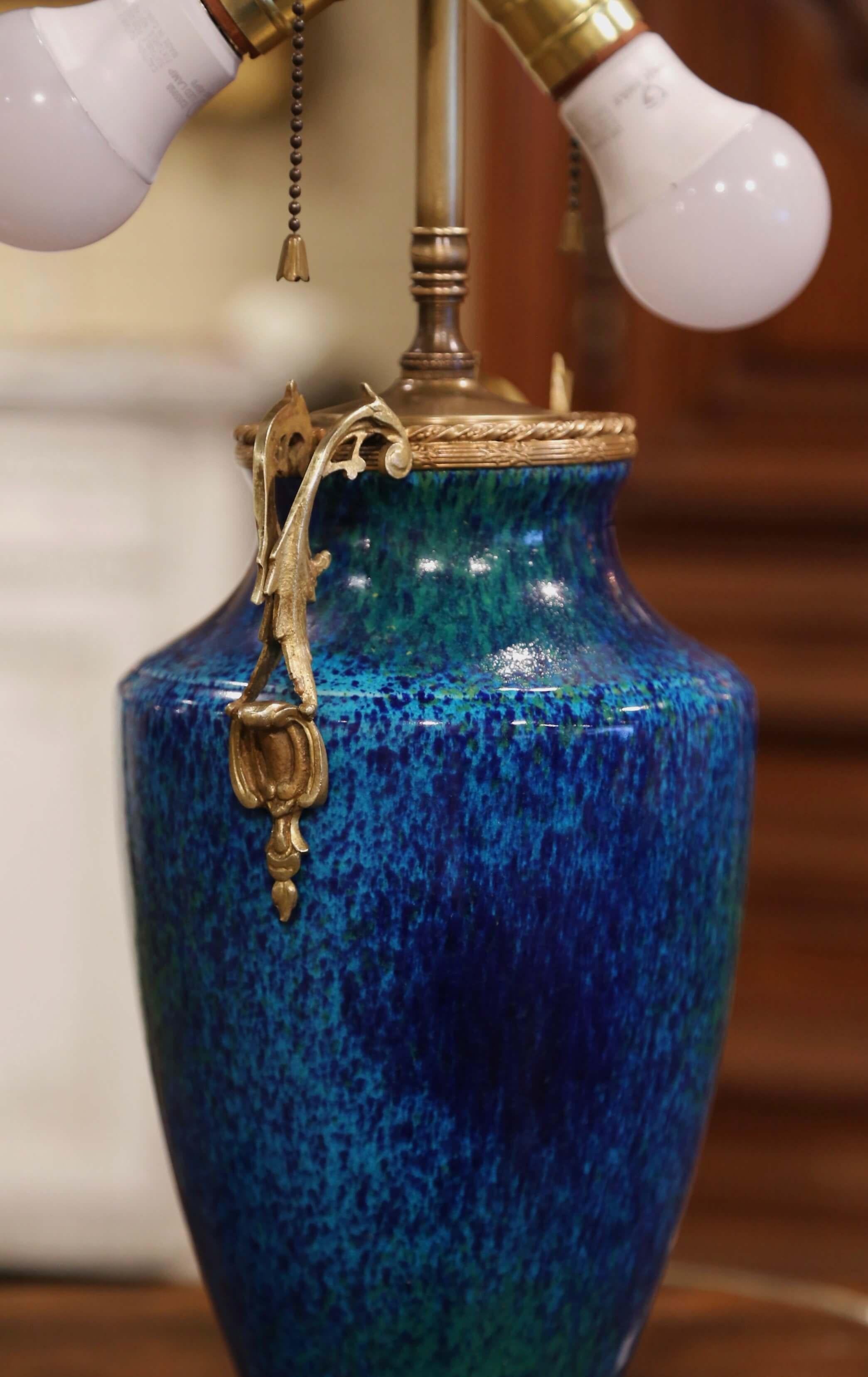 Mid-Century Französisch bemalte Keramik und Bronze Urne Form Tischlampe mit Schirm im Angebot 3