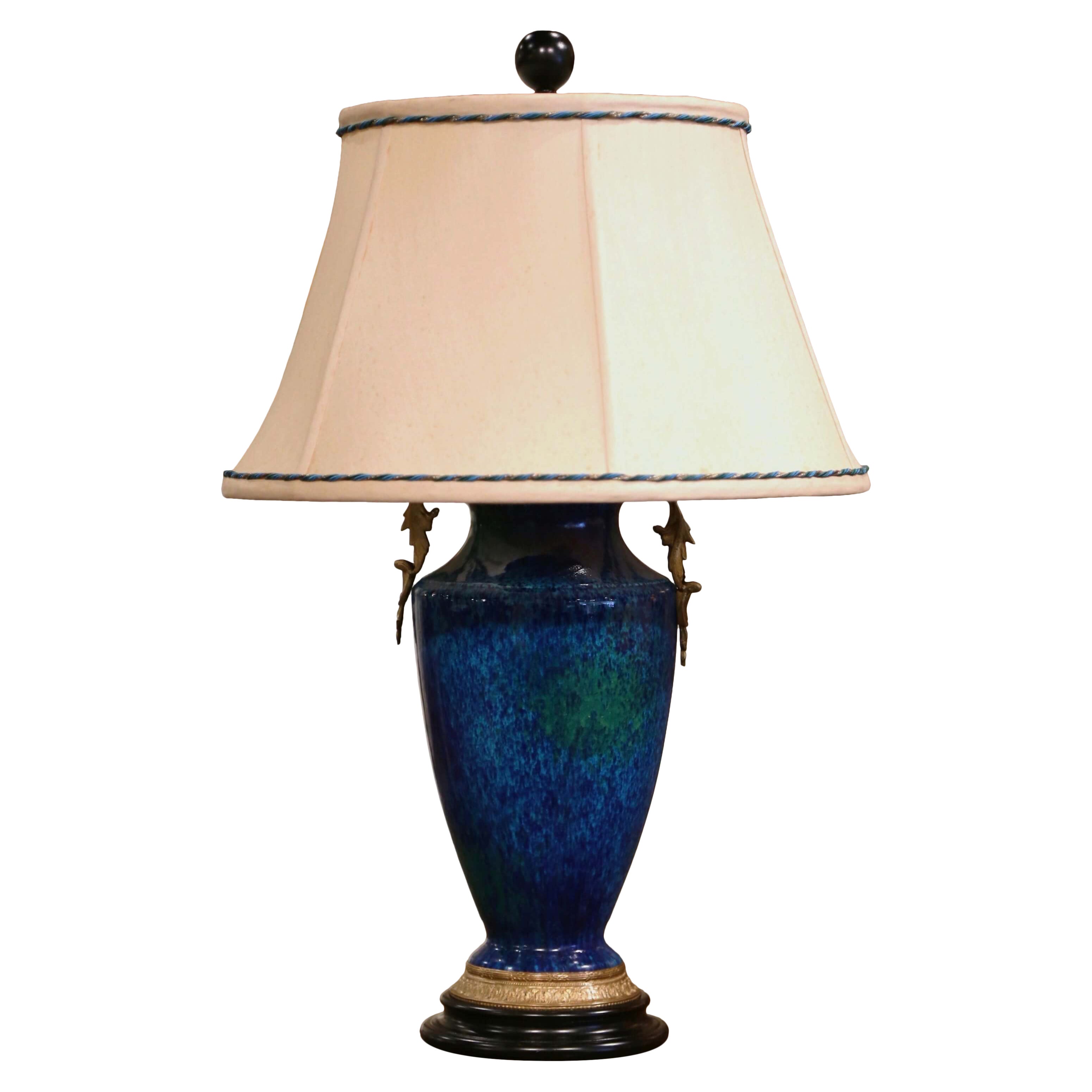 Mid-Century Französisch bemalte Keramik und Bronze Urne Form Tischlampe mit Schirm im Angebot