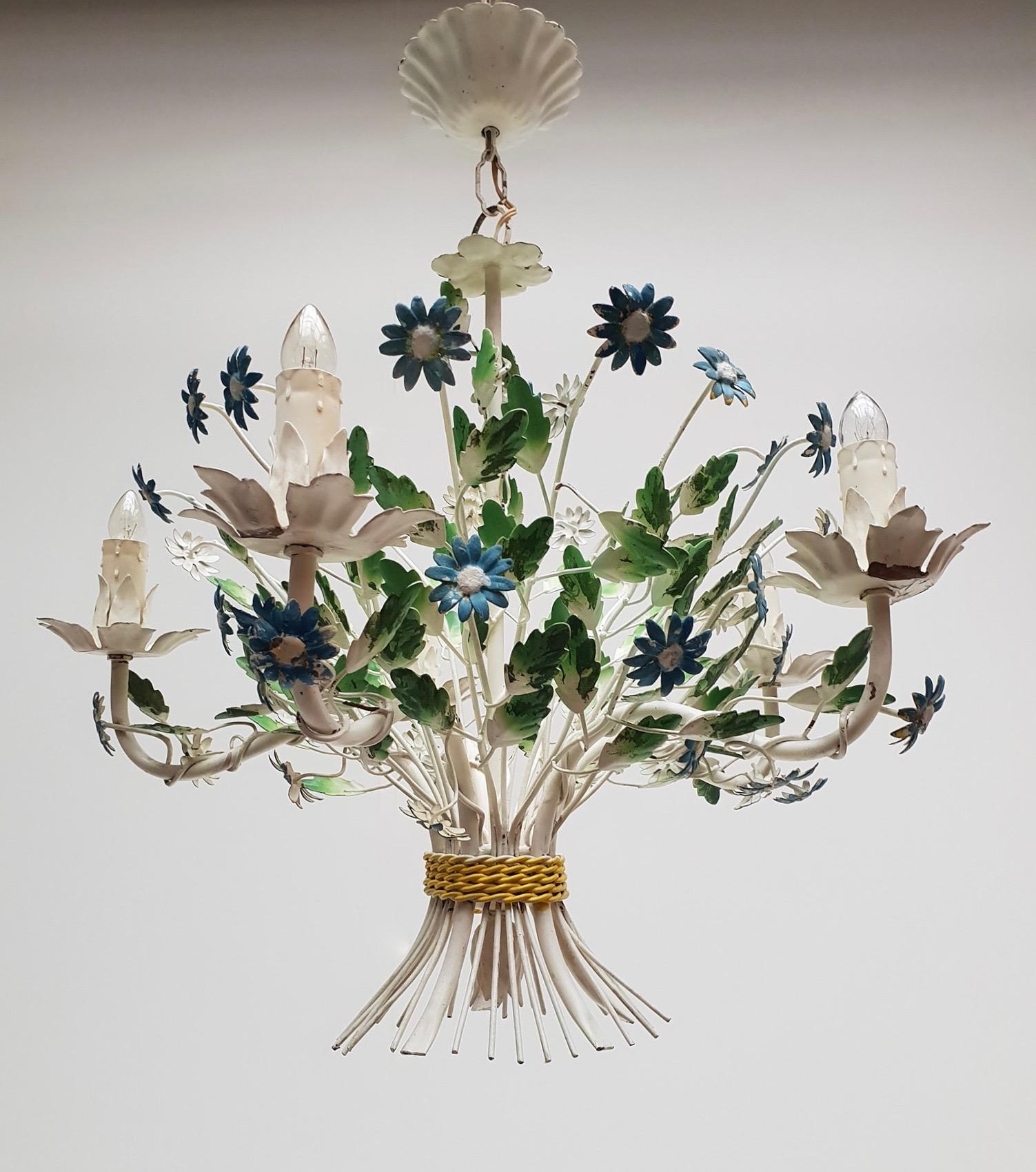 Französischer Kronleuchter aus bemaltem Eisen und Zinn mit Blumen aus der Mitte des Jahrhunderts im Angebot 4