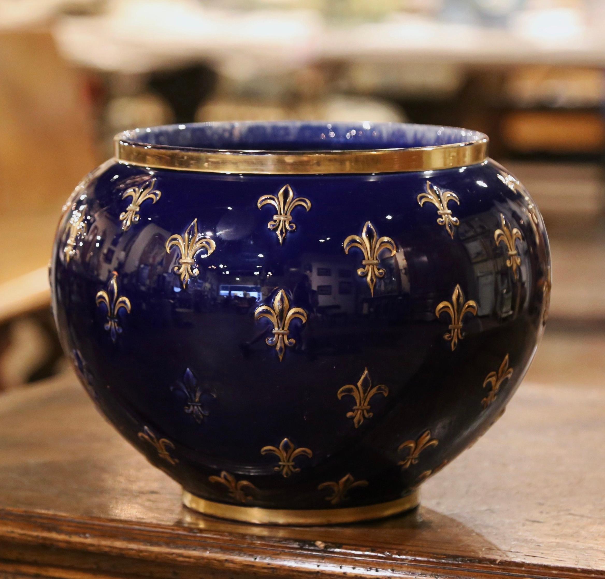 Mid-Century French Painted Porcelain Cache Pot with Fleur-de-Lys from Luneville In Excellent Condition In Dallas, TX