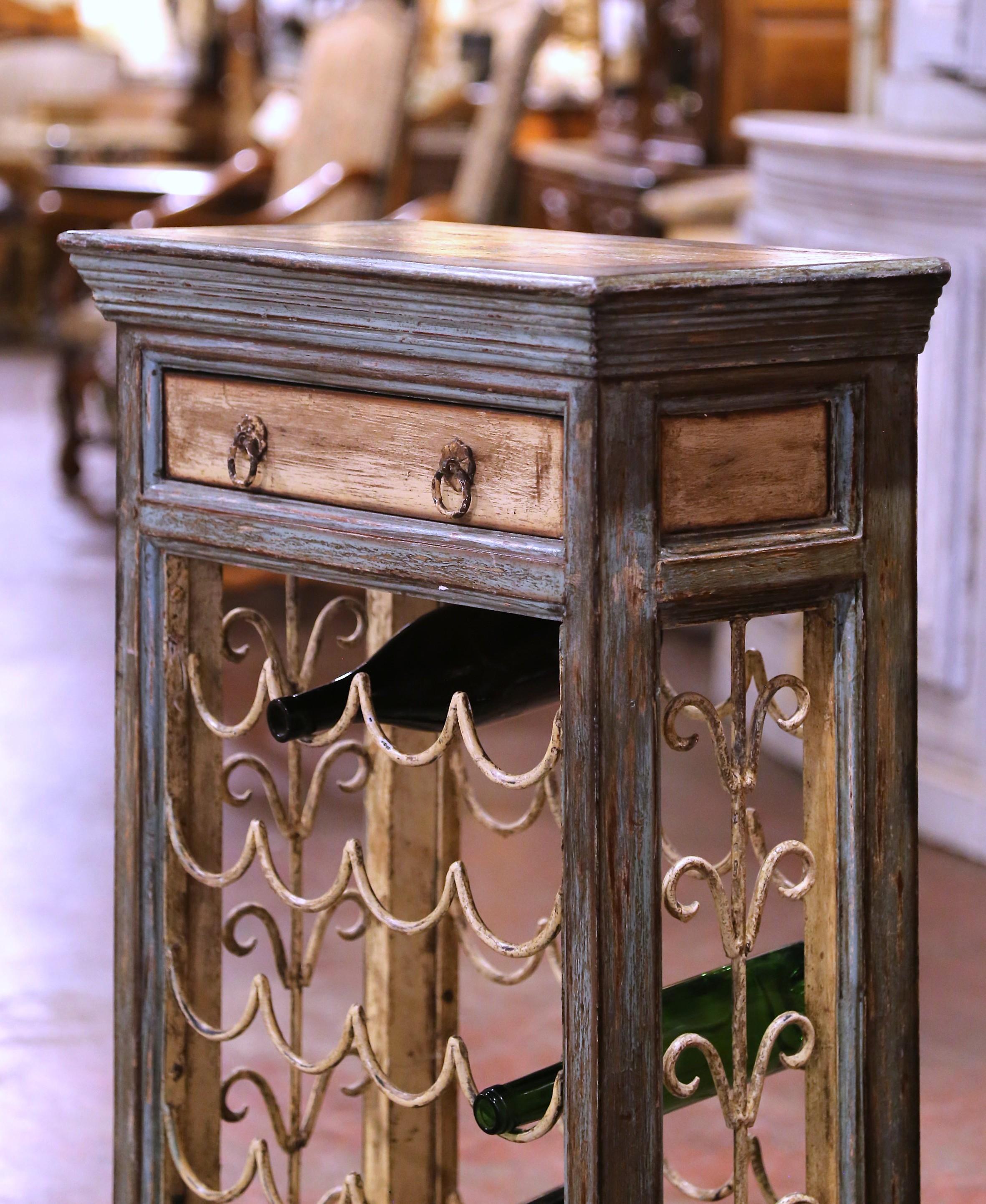 Egalisez votre cave à vin ou votre wet bar avec cette élégante armoire à bouteilles antique. Fabriqué en France vers 1970, ce meuble de rangement pour le vin en bois peint présente une magnifique finition bleu patiné et crème, décorée de délicats