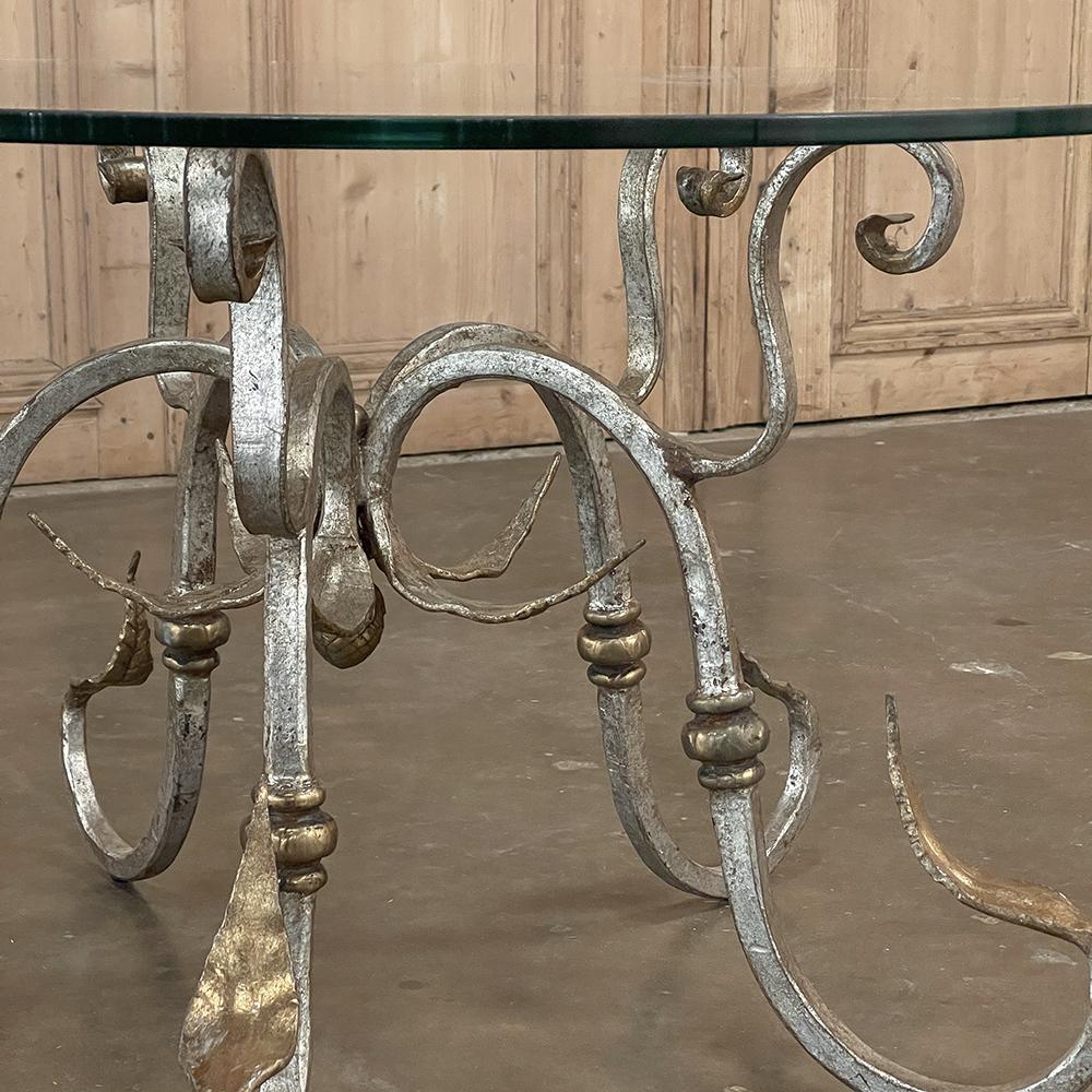 Table basse ronde en verre et fer forgé peint du milieu du siècle dernier en vente 3