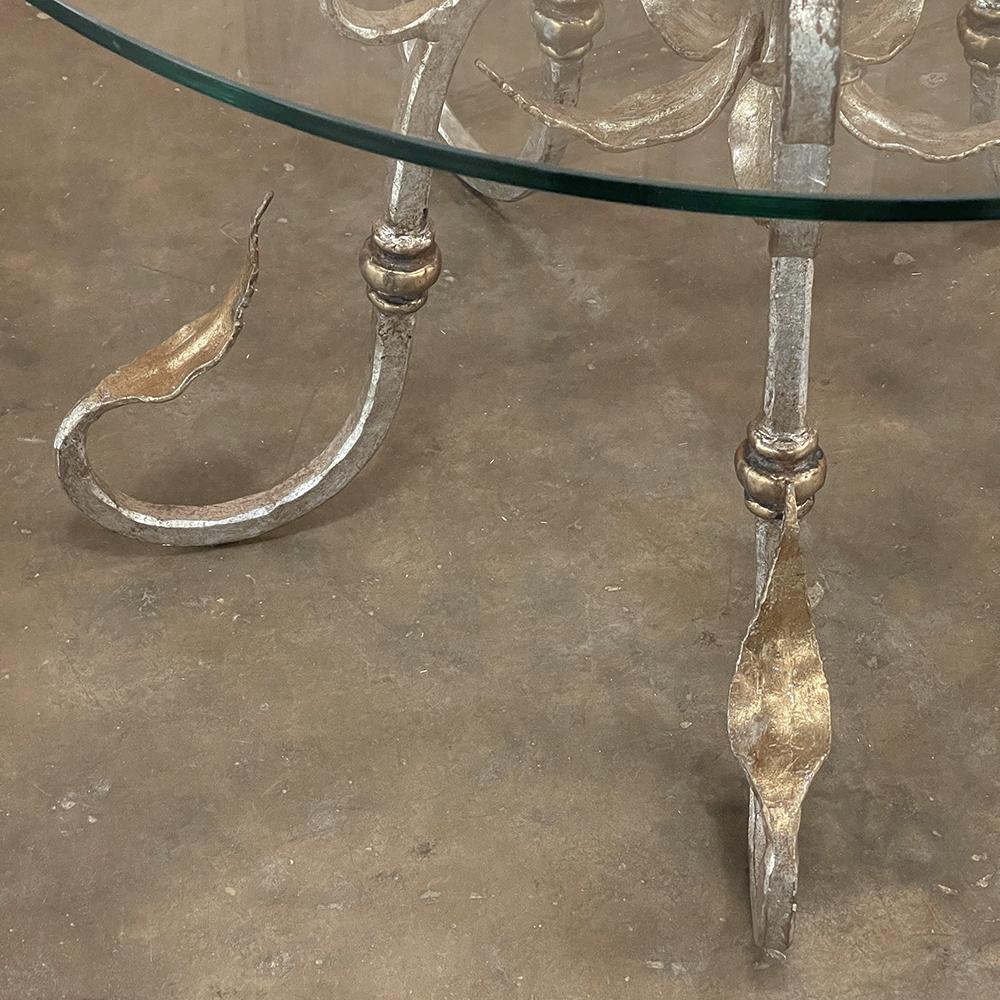 Table basse ronde en verre et fer forgé peint du milieu du siècle dernier en vente 4